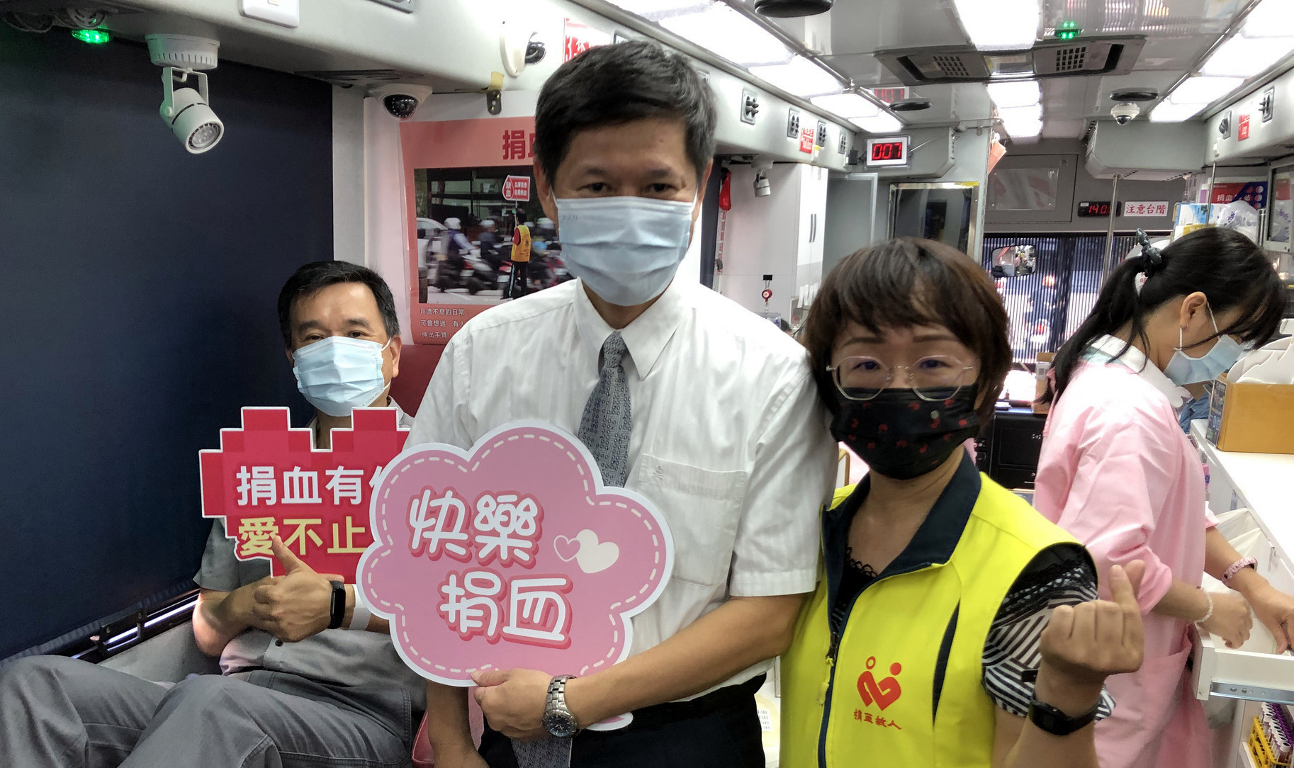 花蓮捐血站站長蔡惠如(右)感謝管理學院許芳銘院長(中)及高階經營管理碩專班執行長楊國彬教授(左),挽起袖子,捐血熱血