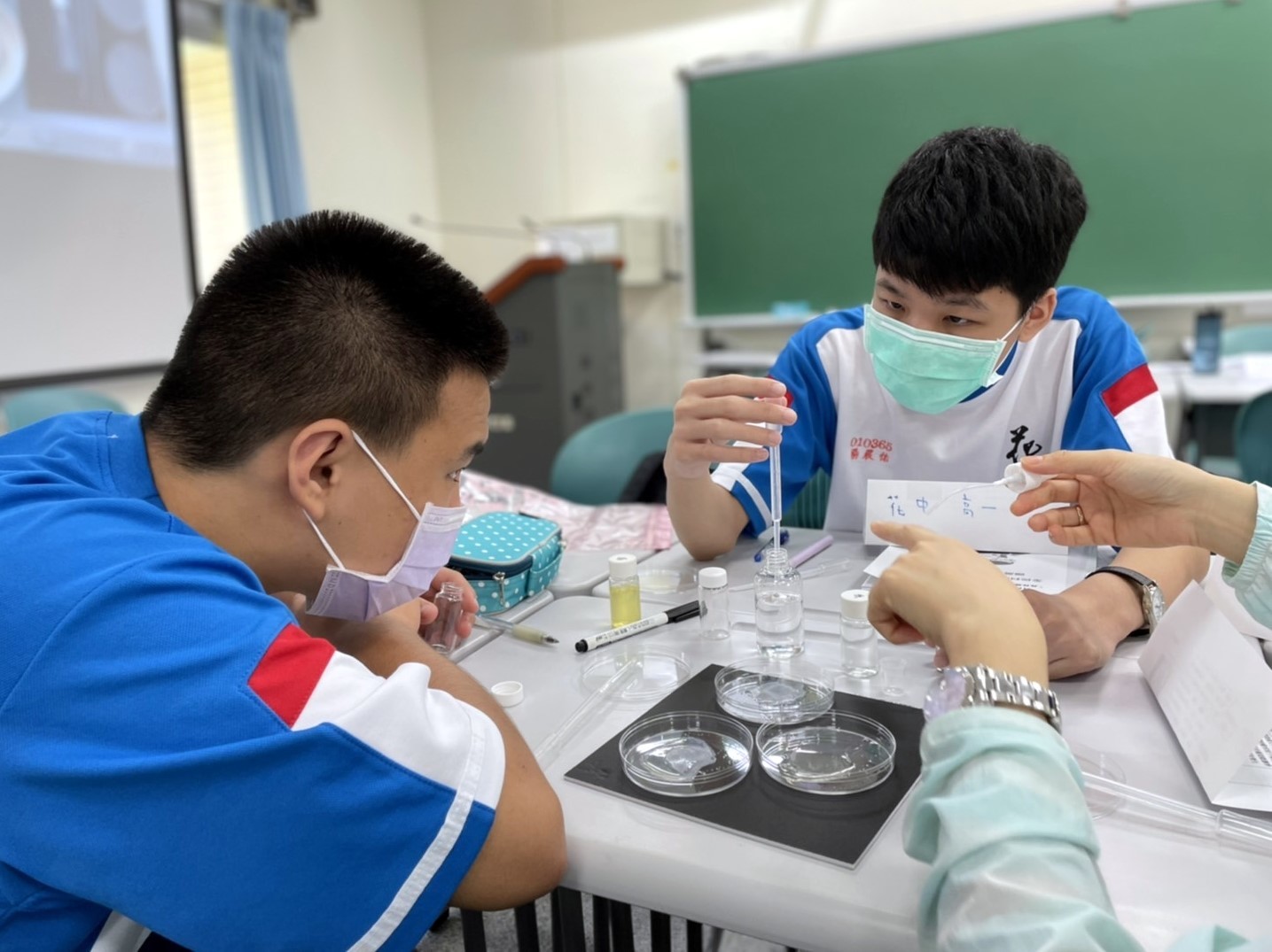 「酒精煮蛋與殺菌用的濃度」動手做教案中,學員們認真的操作實驗。