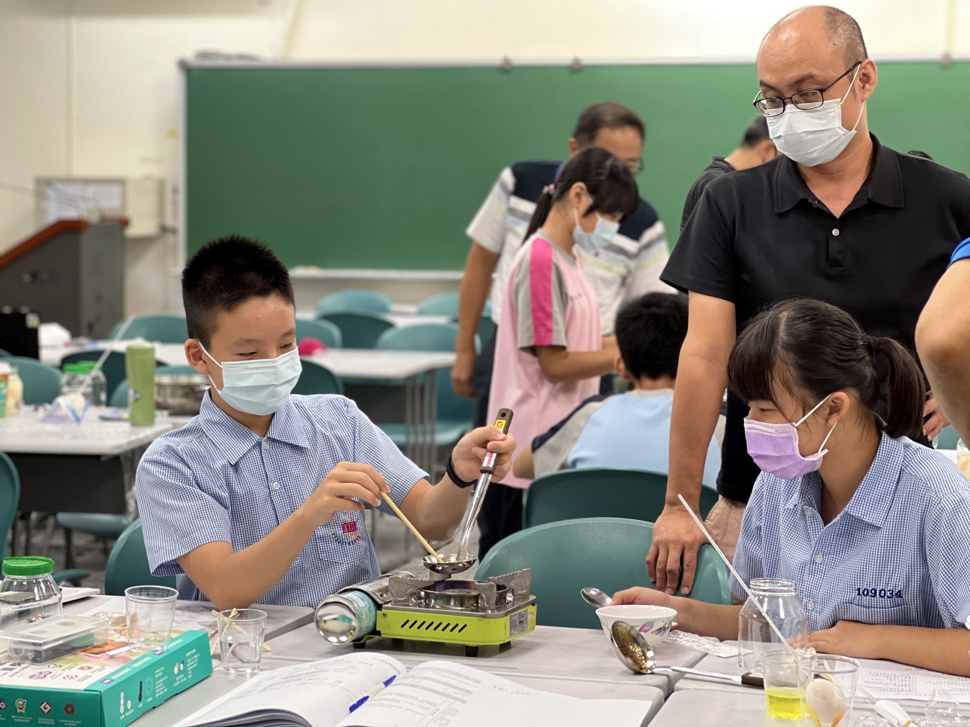 「虛張聲勢的二氧化碳」動手做教案中的椪糖實驗讓學員們玩得不亦樂乎。