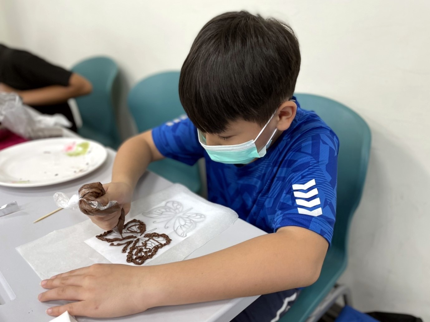 學員在「巧克力魔法師:探索溫度對物質狀態的影響」動手做教案中製作屬於自己的巧克力畫作。