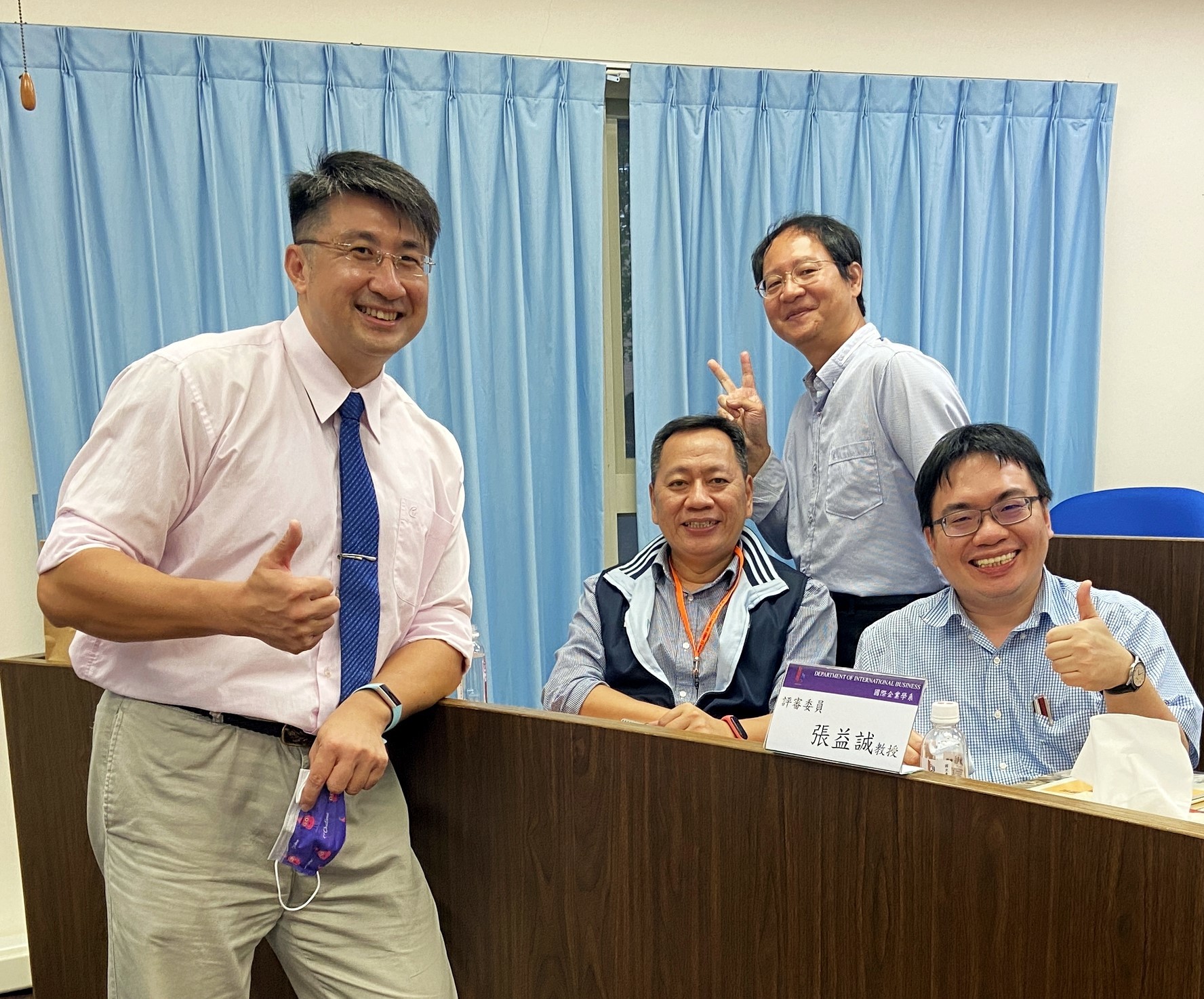 國企系系主任欒錦榮與評審委員合影(左起 國企系欒錦榮主任、副學務長張國義、資管系江志卿教授、會計系張益誠主任)