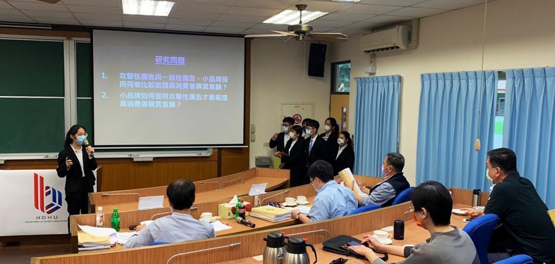 專題成果發展現場學生與評審委員的互動