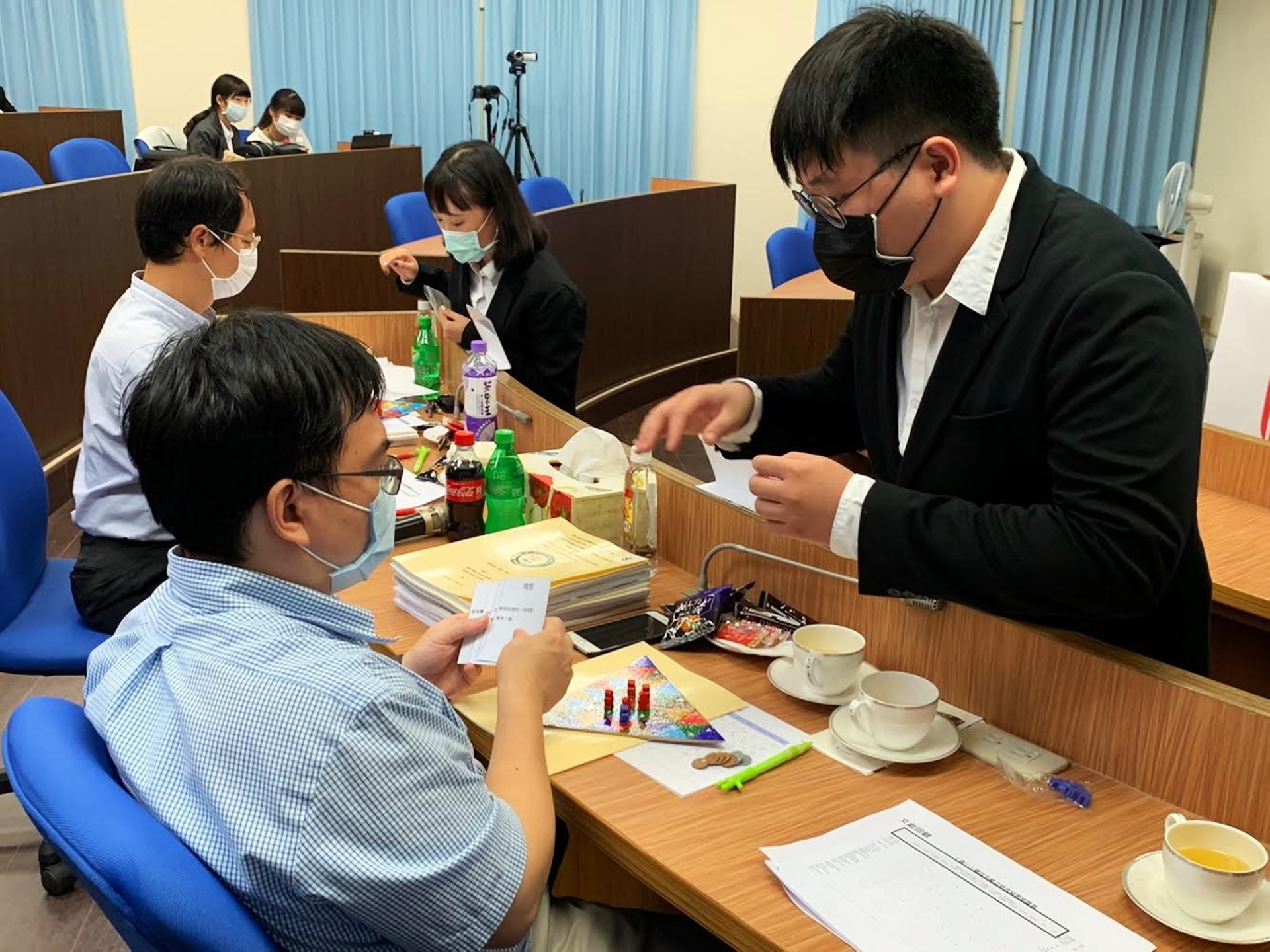 專題團隊向評審委員解說商管教育課程可使用的桌遊設計