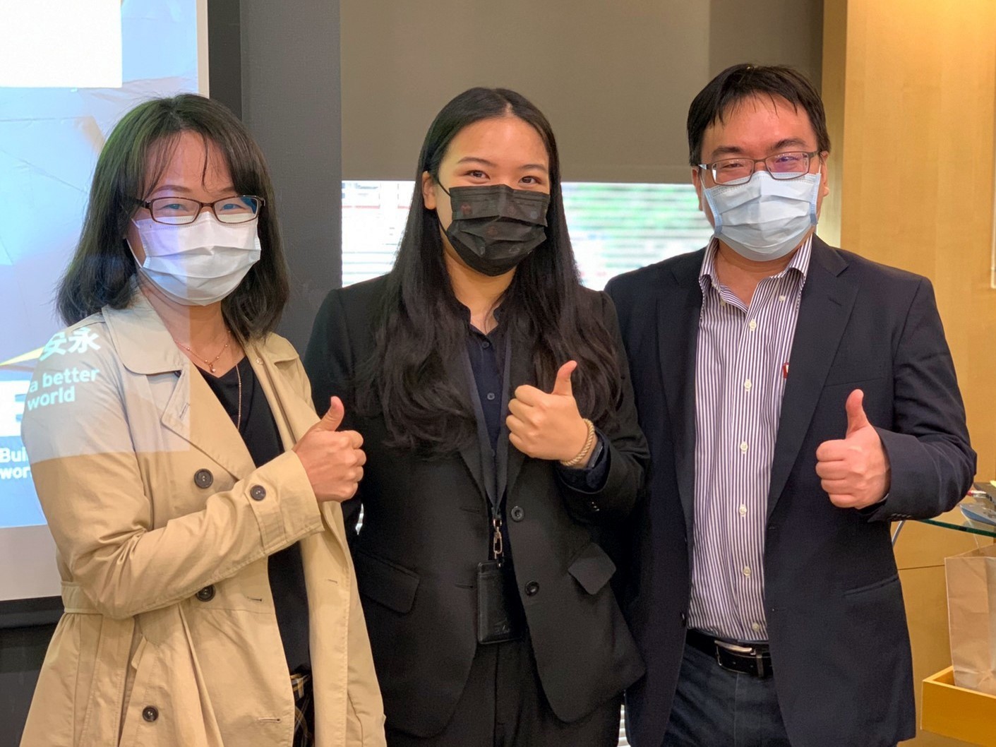 東華會計學系(由左至右)謝佩蓁教授、畢業生陳又禎及系主任張益誠教授合影留念。