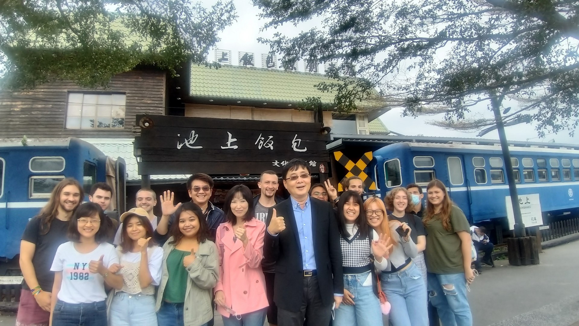 東華大學外籍生於池上飯包博物館參訪合影