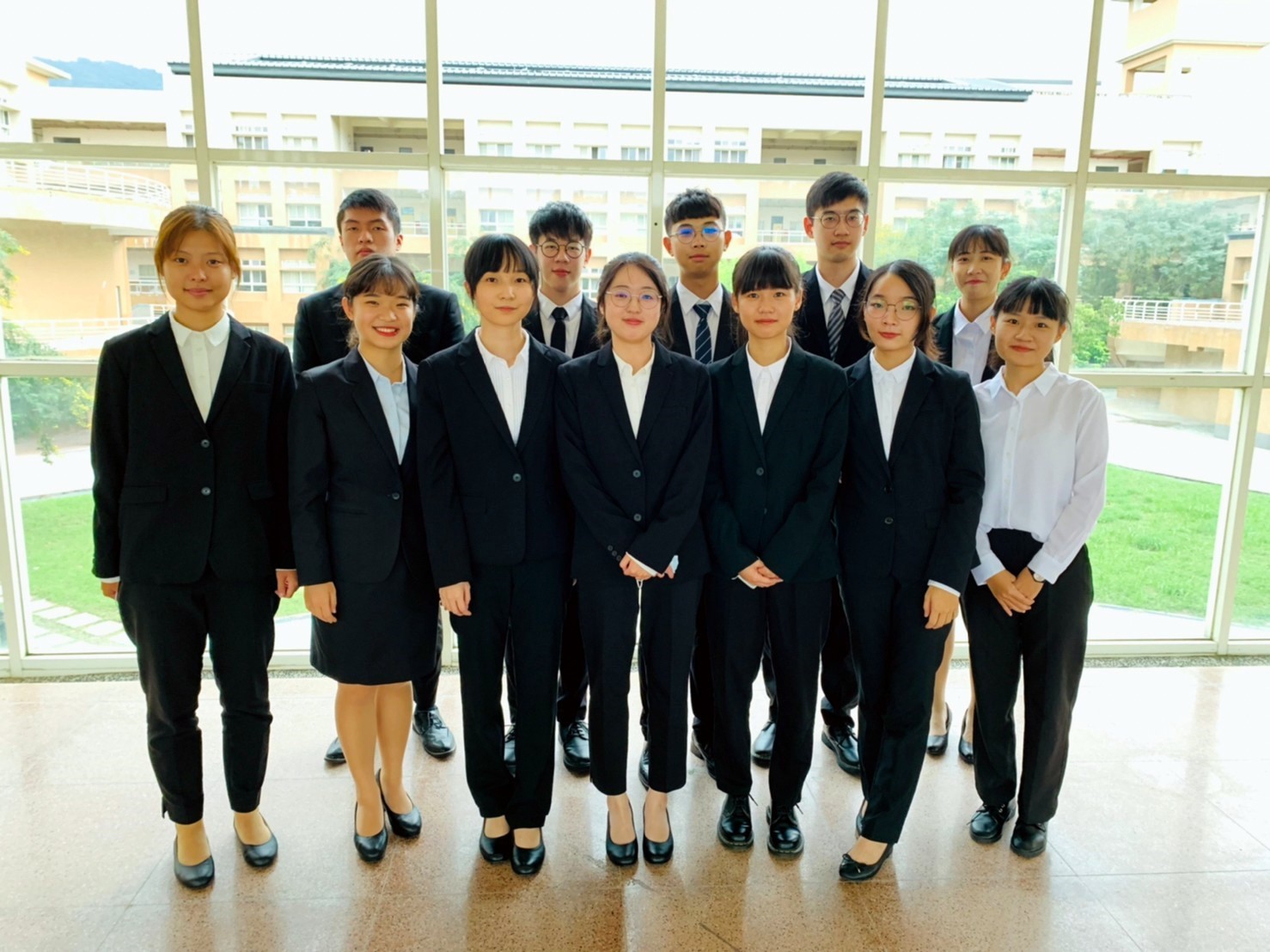 同學們為了事務所面試已經從九月份準備到現在了,本校會計系應屆畢業生多數都能於在學期間取得一間以上的事務所工作機會,希望今年也能傳出佳音。