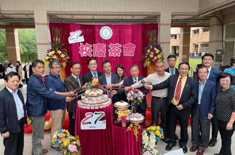 東華校慶與會貴賓切蛋糕,祝賀東華大學生日快樂