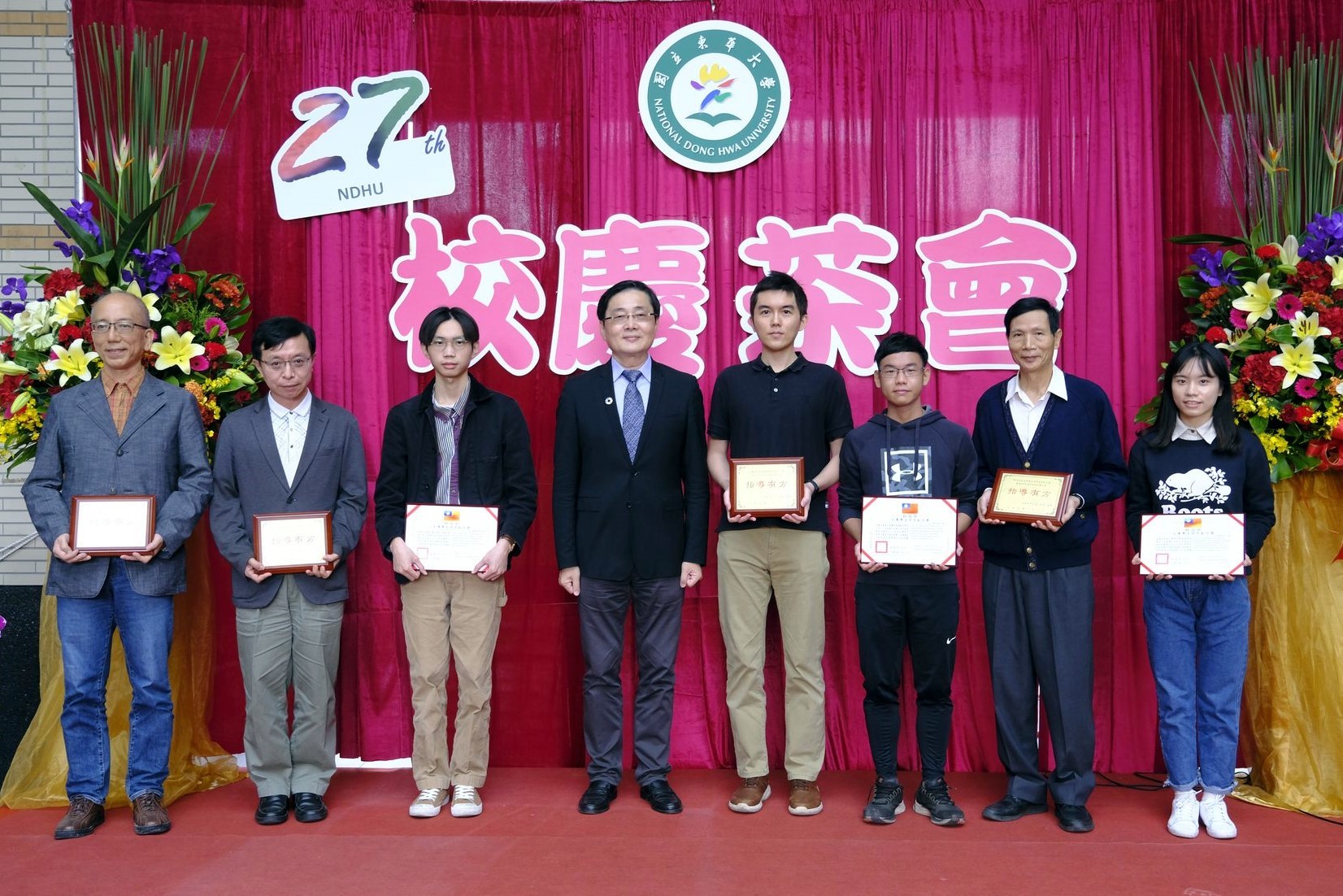 校長頒發科技部109年度大專學生研究計畫研究創作獎得獎人員