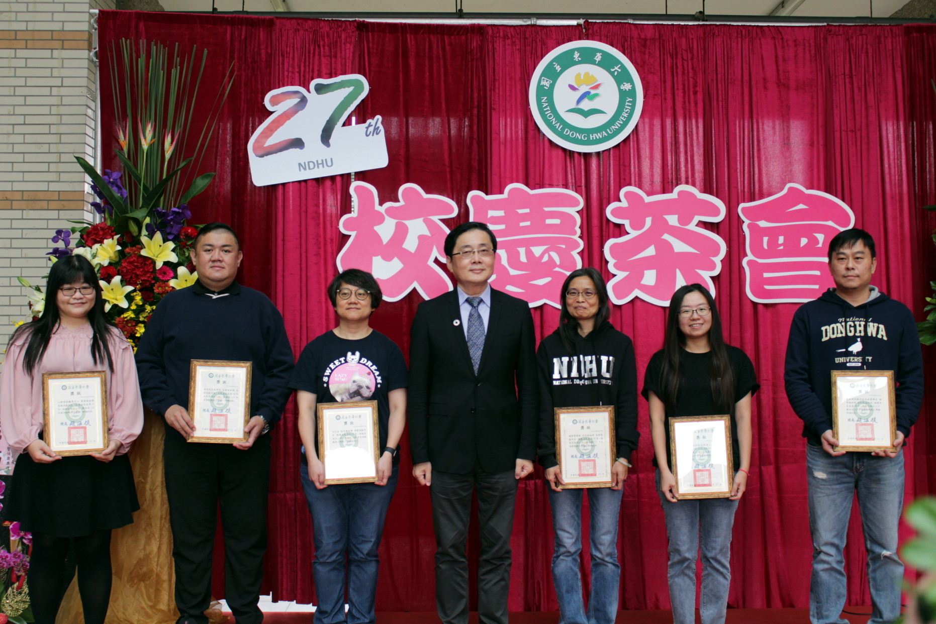 校長與資深教職員工合照