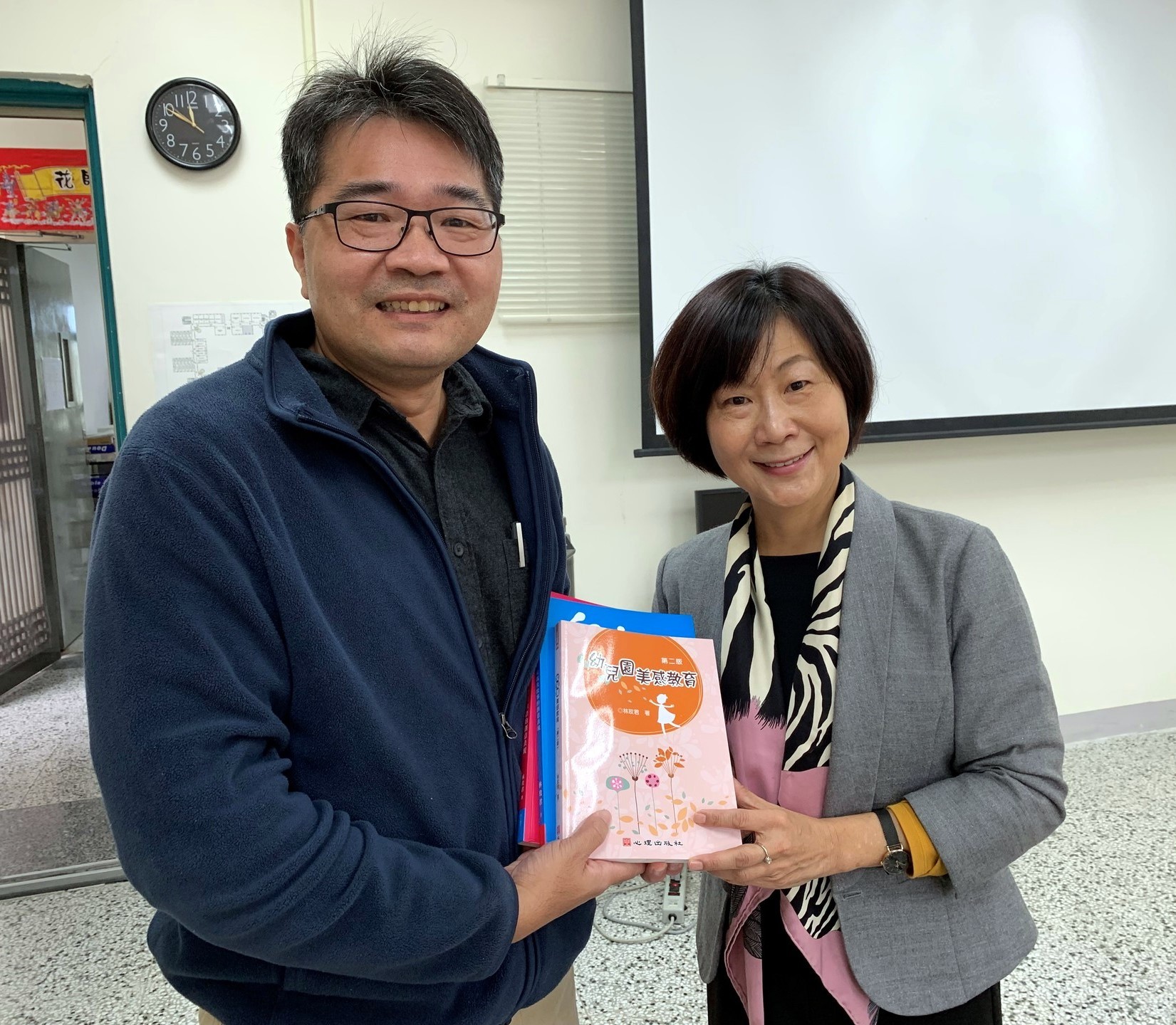林玫君院長贈書予幼教系林俊瑩主任