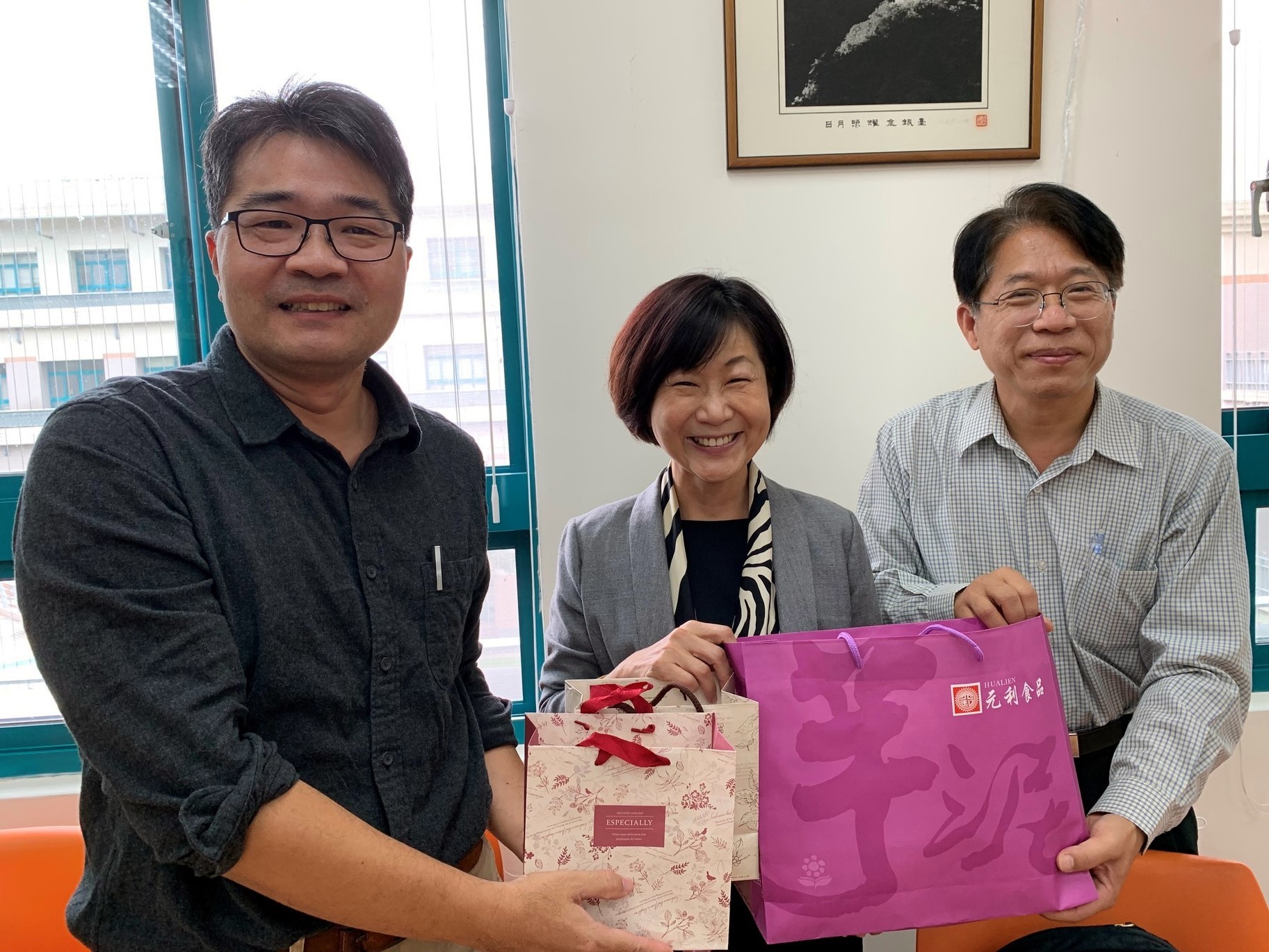 林俊瑩主任、林玫君院長、范熾文主任合影