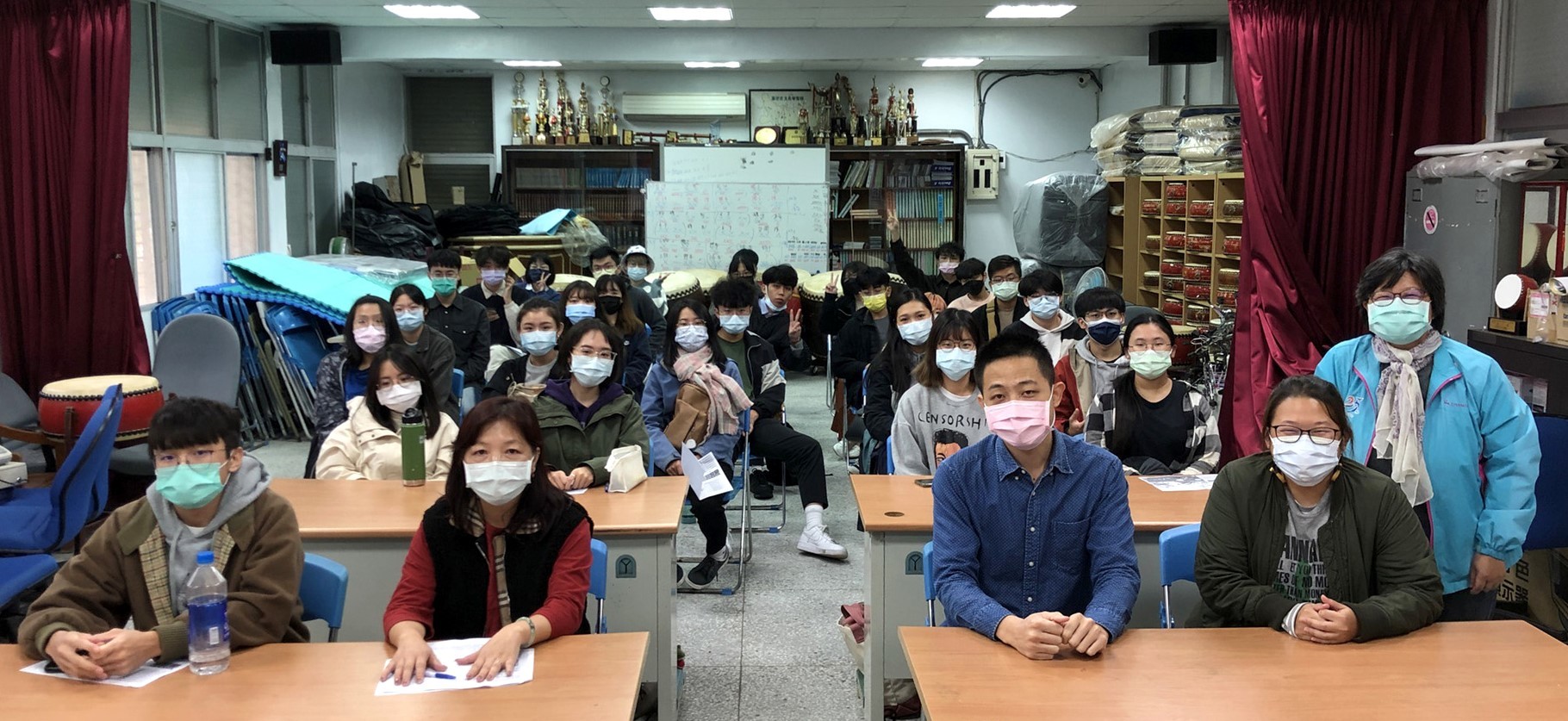 聽取富源社區活動與福利發展簡報後,全體師生與協會總幹事徐灯圓(前方左二)、專案經理謝文新(前方右二)、社區工作者王姵心(前方右一)於社區活動中心簡報室大合照。