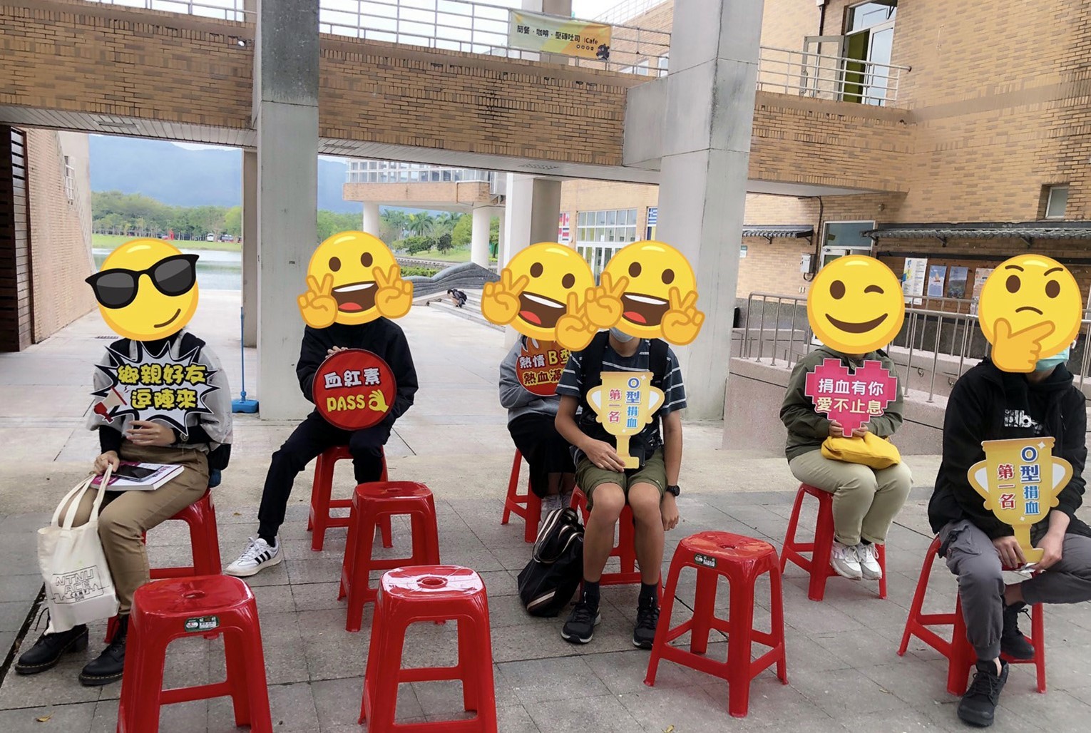 同學開心地等待叫號上車捐血