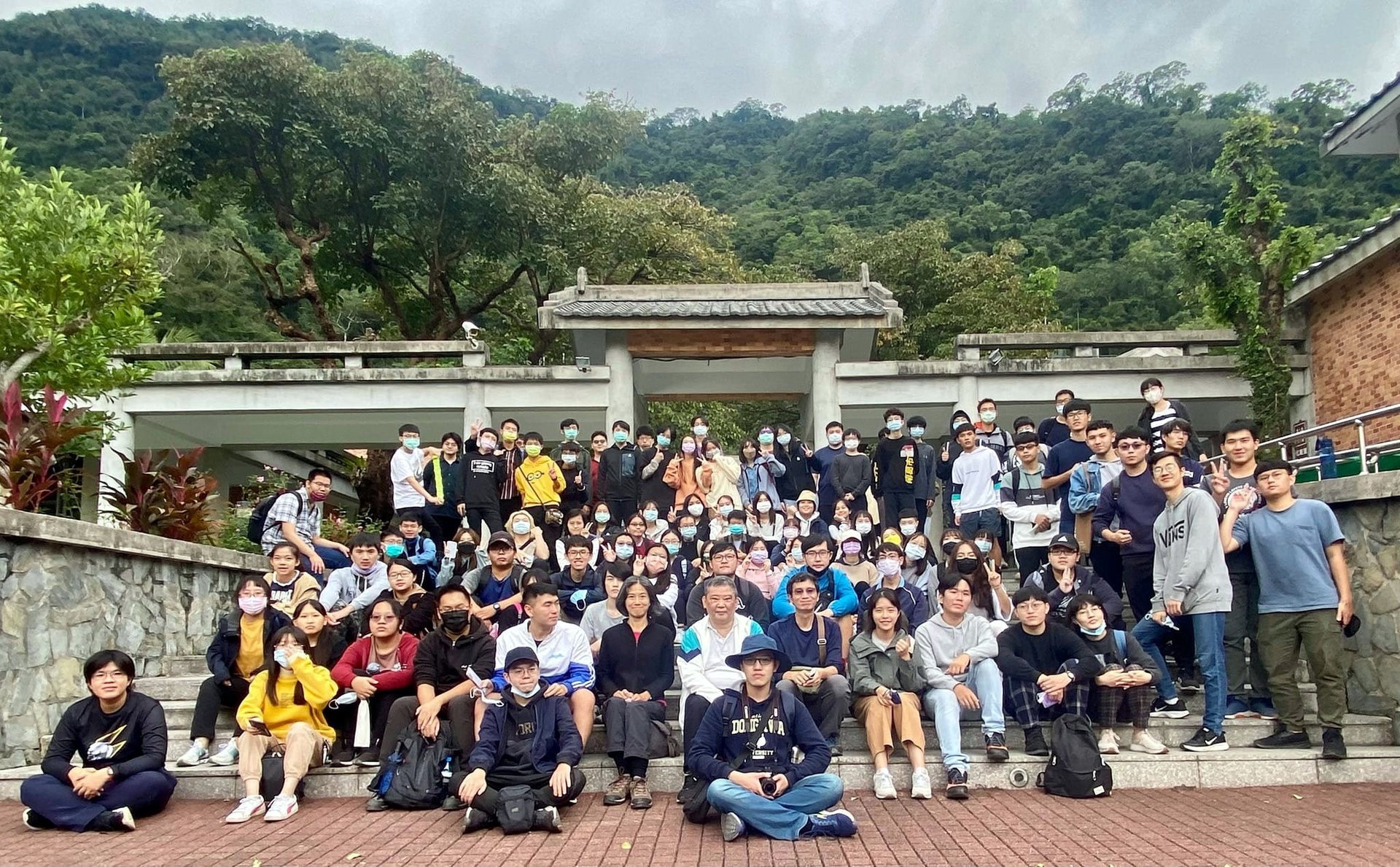 參加田野實察活動之東華大學歷史系師生於南安遊客服務中心前大合照