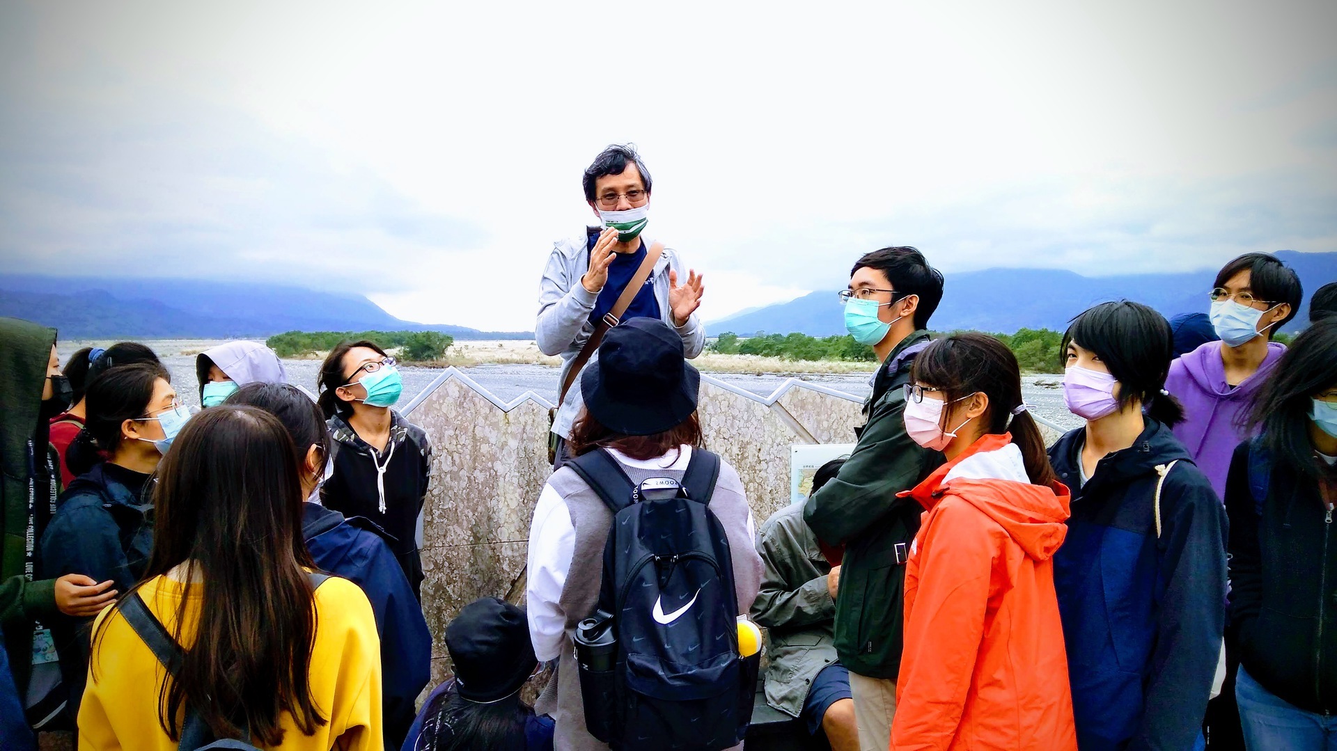 陳鴻圖老師在舊玉里鐵橋為參與師生們解說玉里鎮地理形勢與秀姑巒溪水系