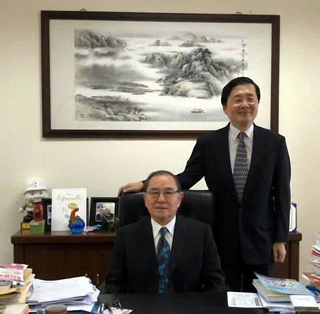 東華大學創校校長牟宗燦博士及現任趙涵㨗校長