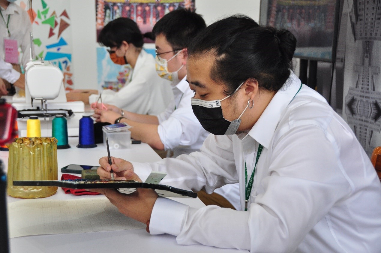 展覽現場每日12-13時及17-18時為作坊時段,同學現場創作。圖中現場創作同學前後依序為蘇立誠、吳耀龍、彭琬淇同學
