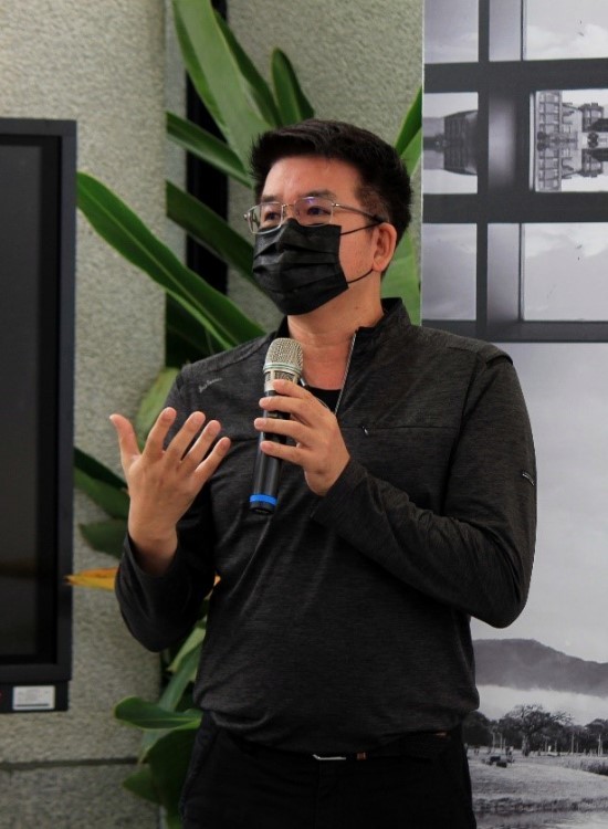 圖資處處長陳偉銘建議同學可以將藝術作品科技化