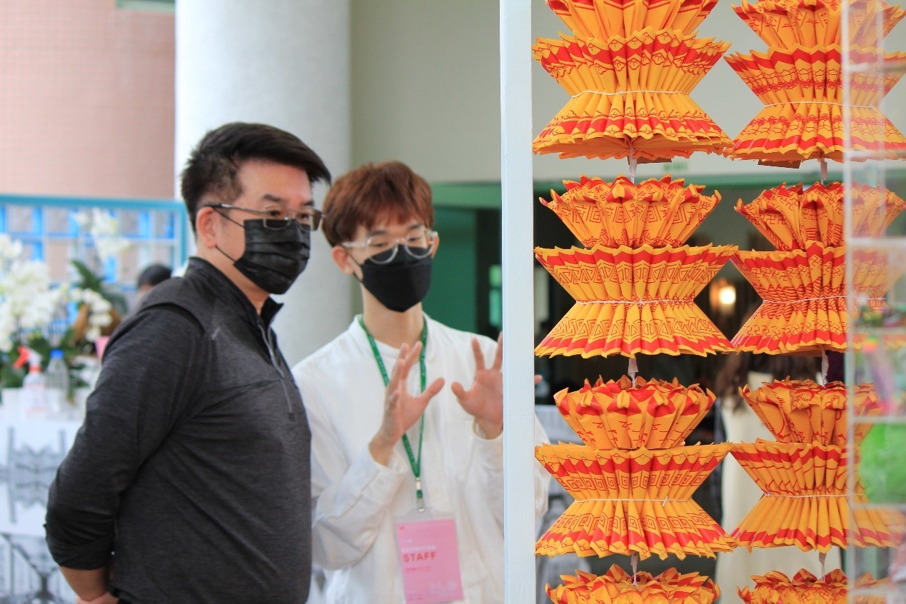 邱世翔同學(右)向陳偉銘處長(左)解說其作品〈當代日常無理圖錄〉