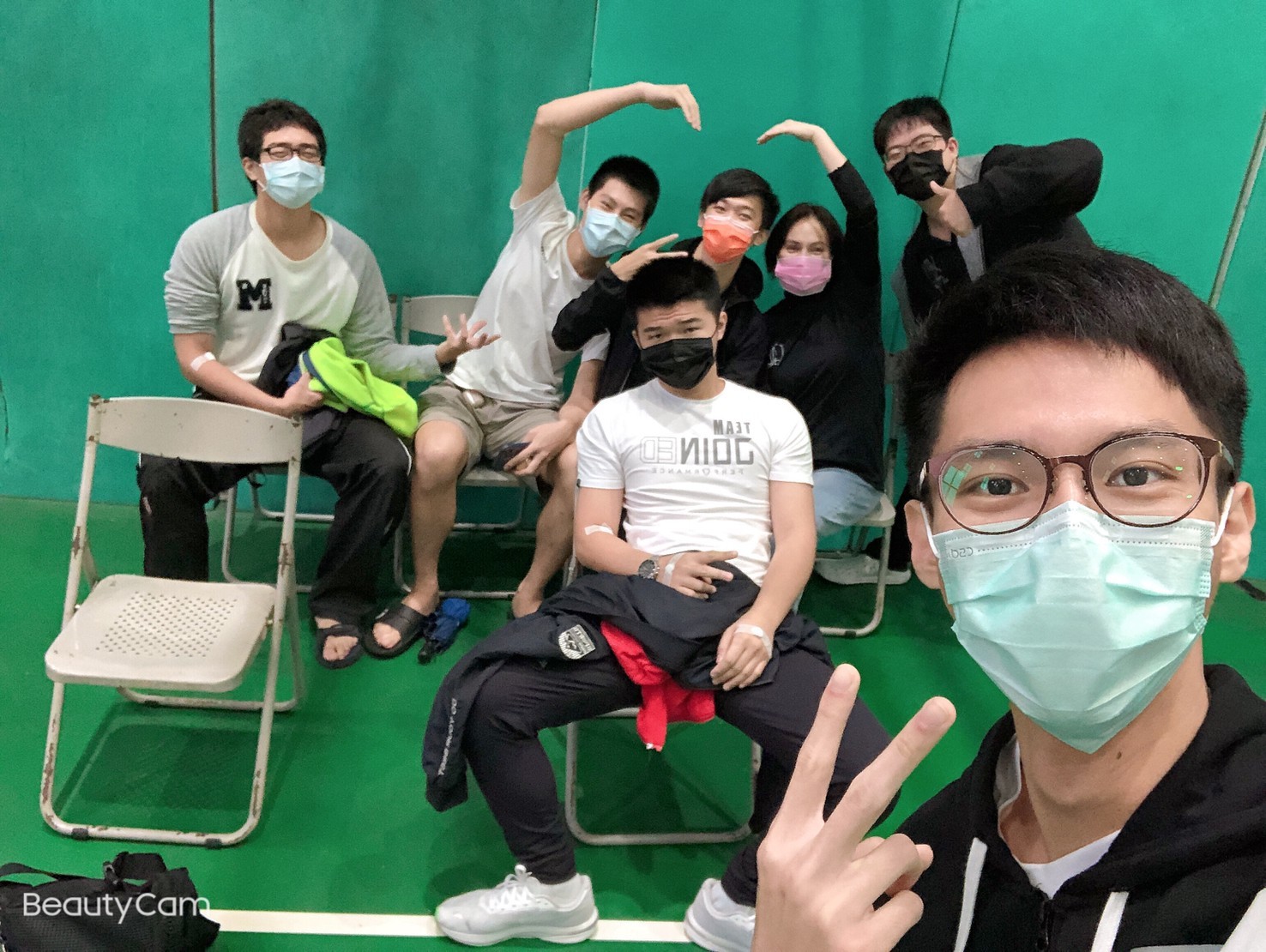 同學抽完血後互相照護的愛心畫面