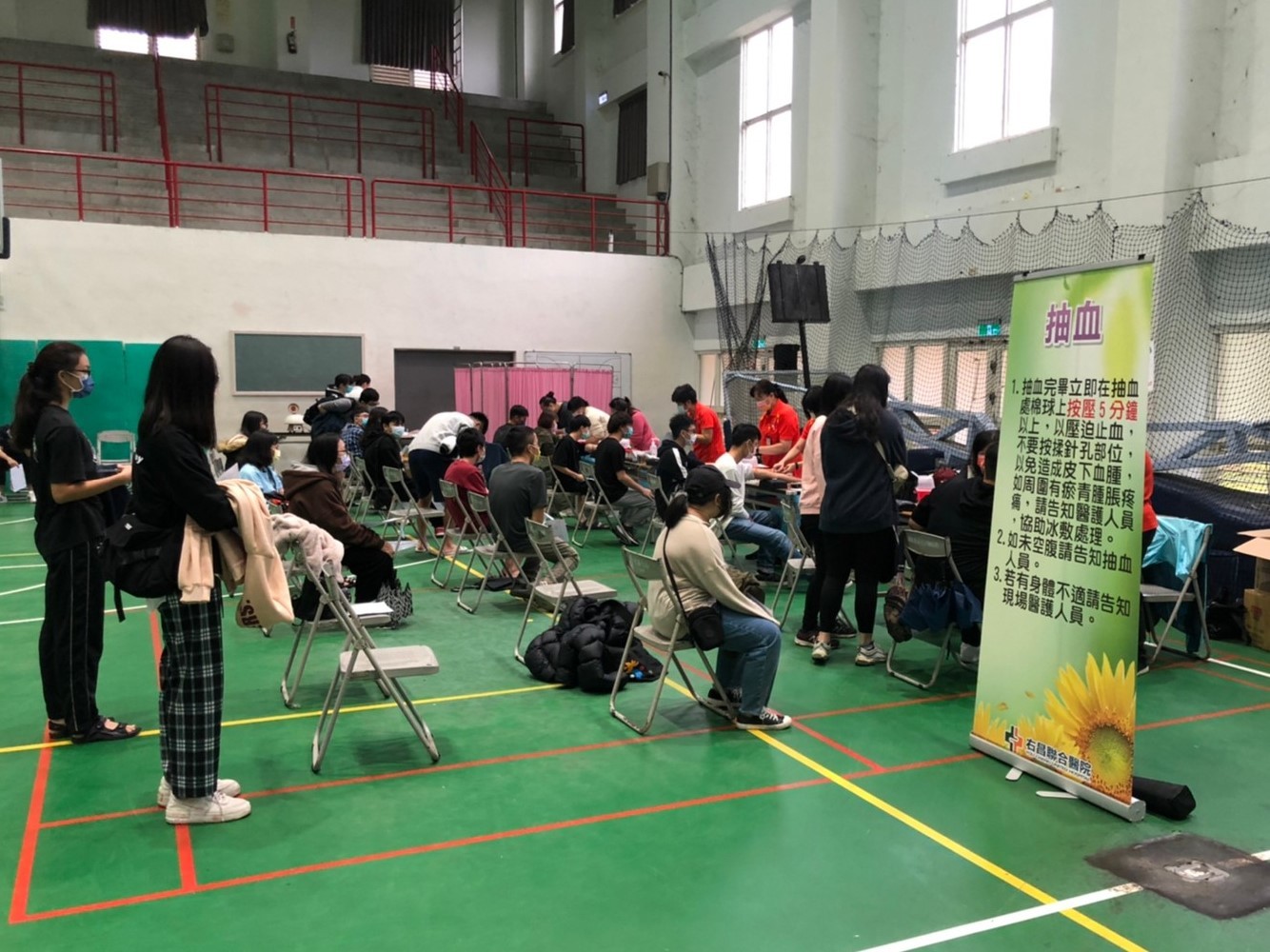 現場學生排隊抽血的畫面