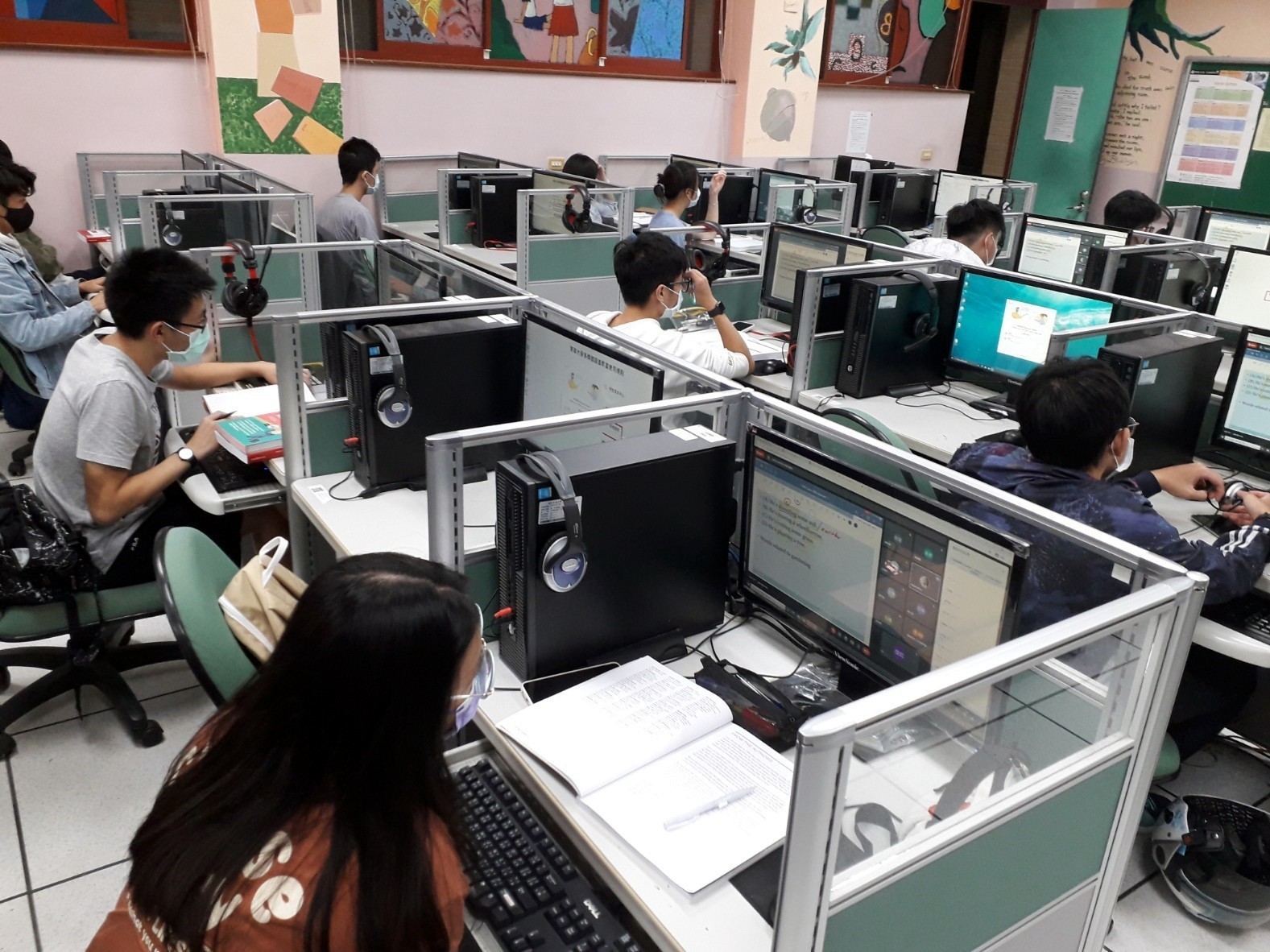 東華大學EMI菁英語言班授課情形