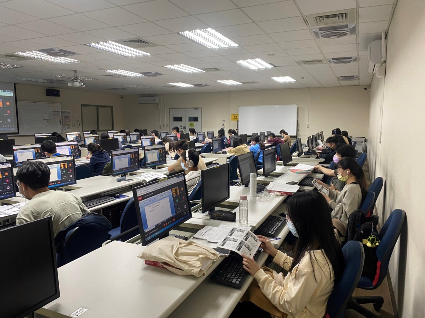 東華大學EMI菁英語言班同學認真學習