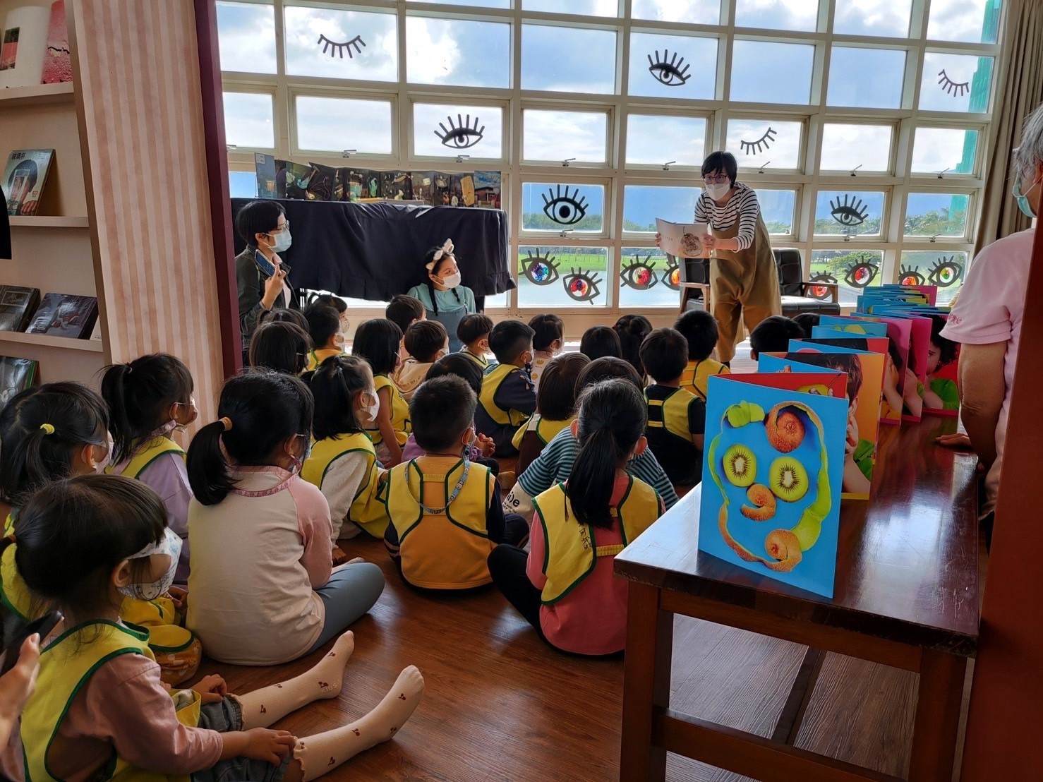 藝術設計學系韓毓琦老師引導小朋友們想像在東湖湖面上閱讀
