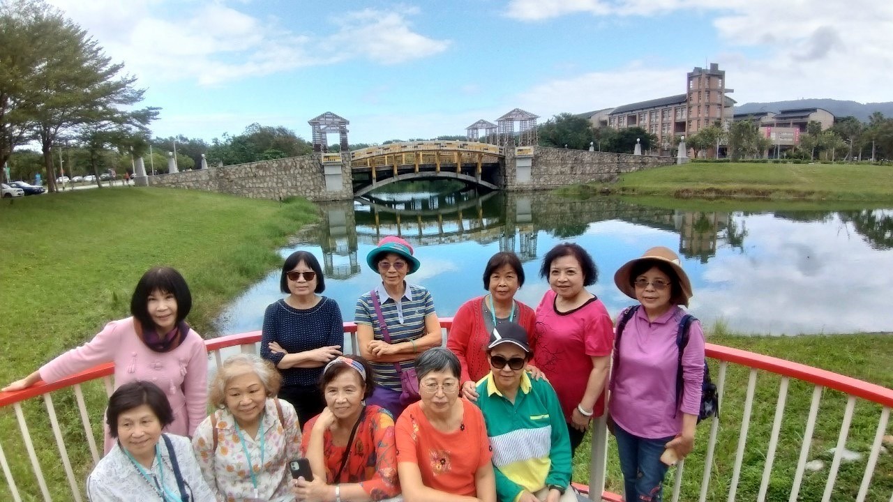 東華樂齡活力營學員於東華大學景觀橋前合照