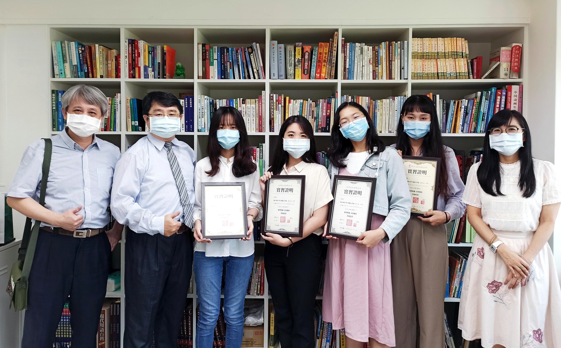 東華大學中文系彭衍綸主任、蘇新益社長與實習同學合照
