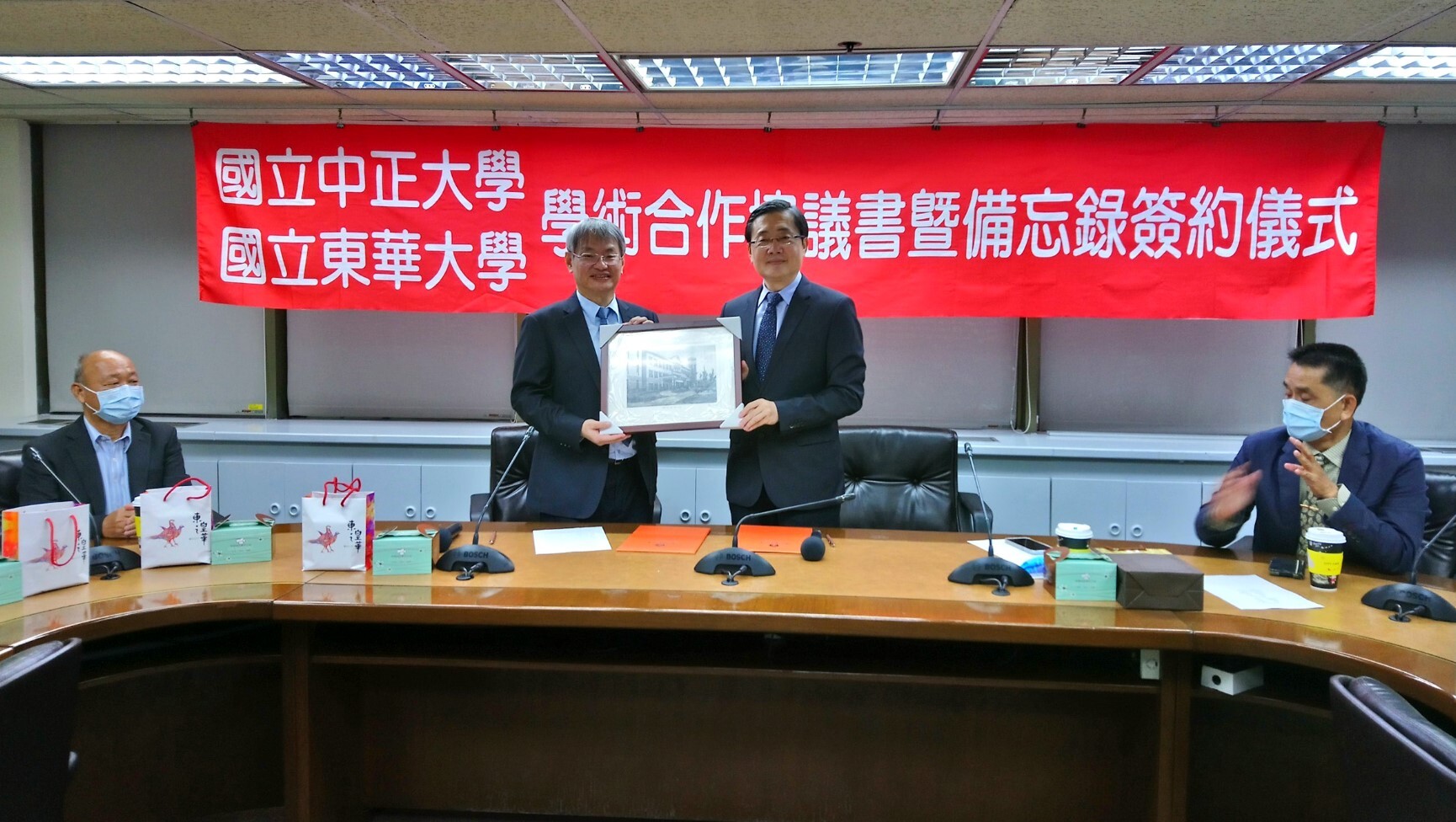 東華大學與中正大學互贈紀念品