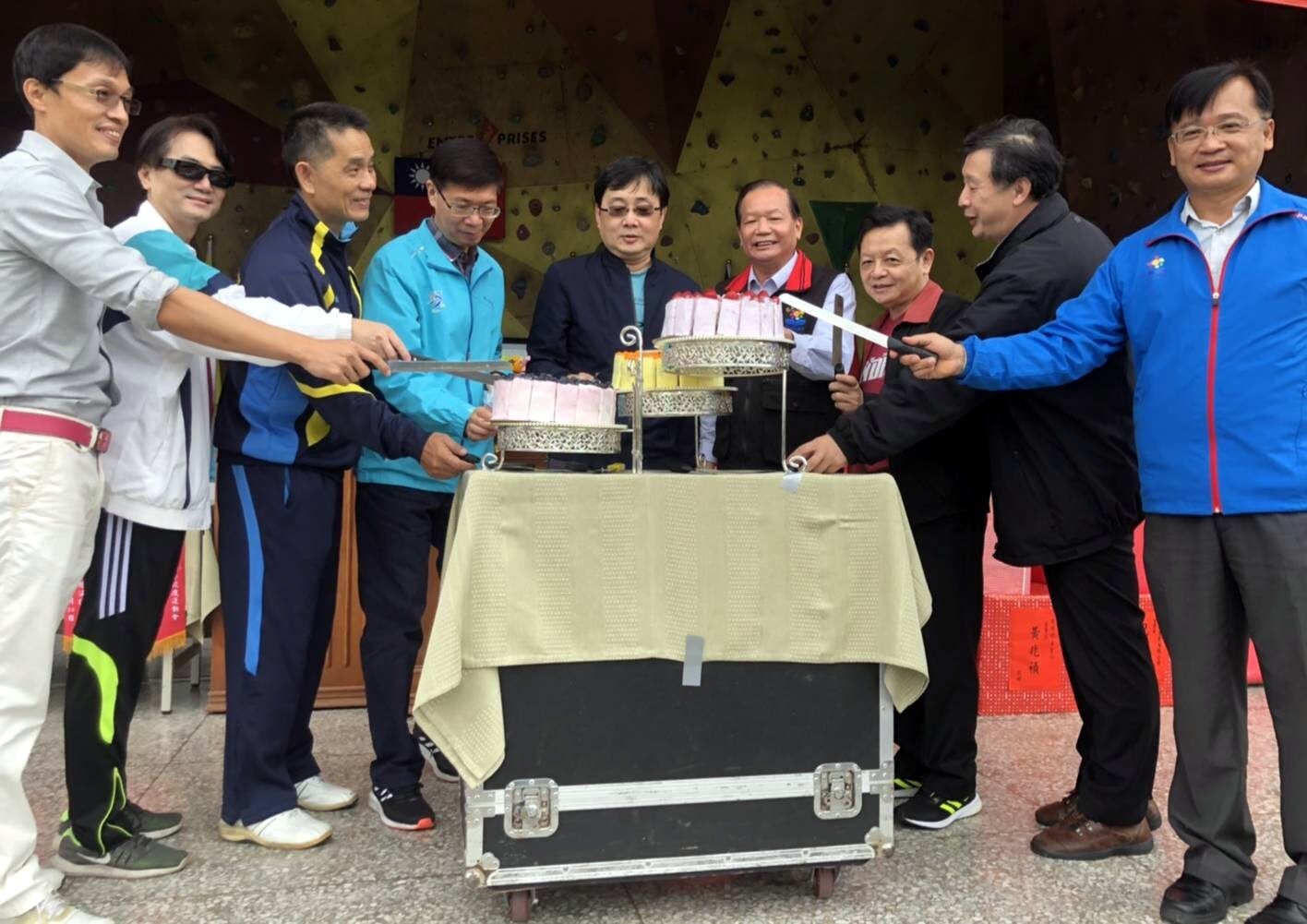 參與校慶運動會貴賓切蛋糕,祝福東華大學生日
