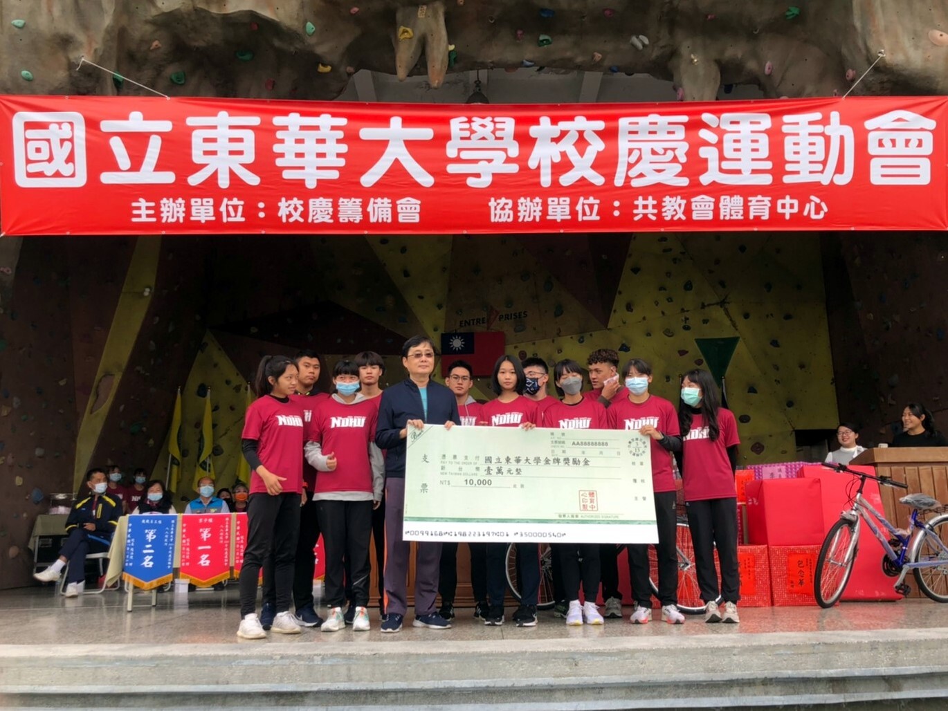 校長於校慶運動會加碼頒發全大運金牌獎勵金