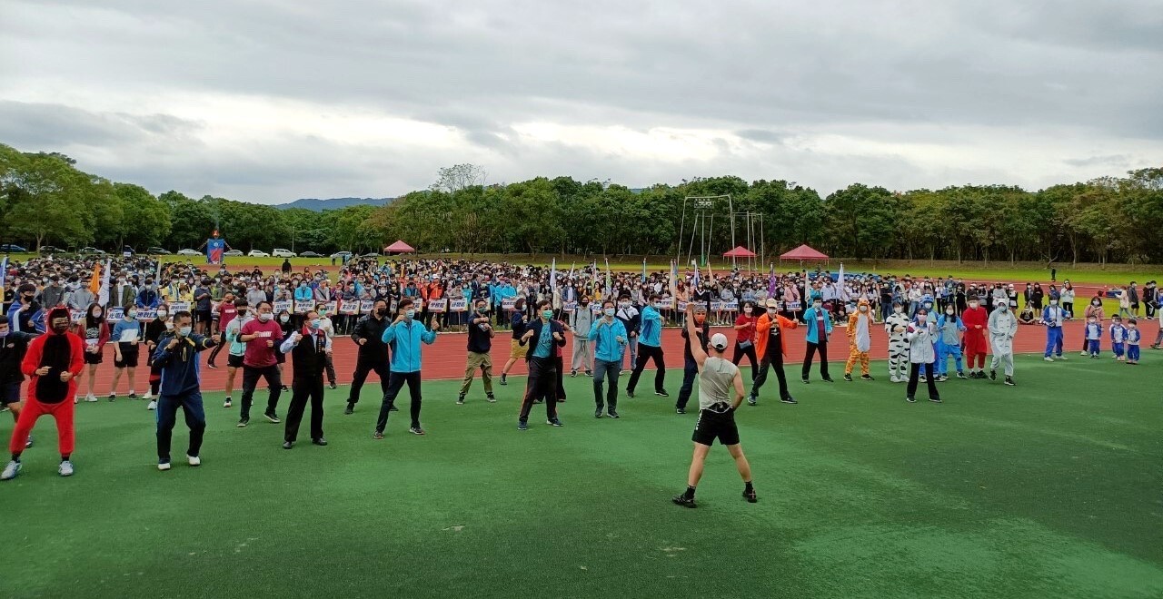 「城中運動空間」羅政葦教練帶領大家進行暖身操