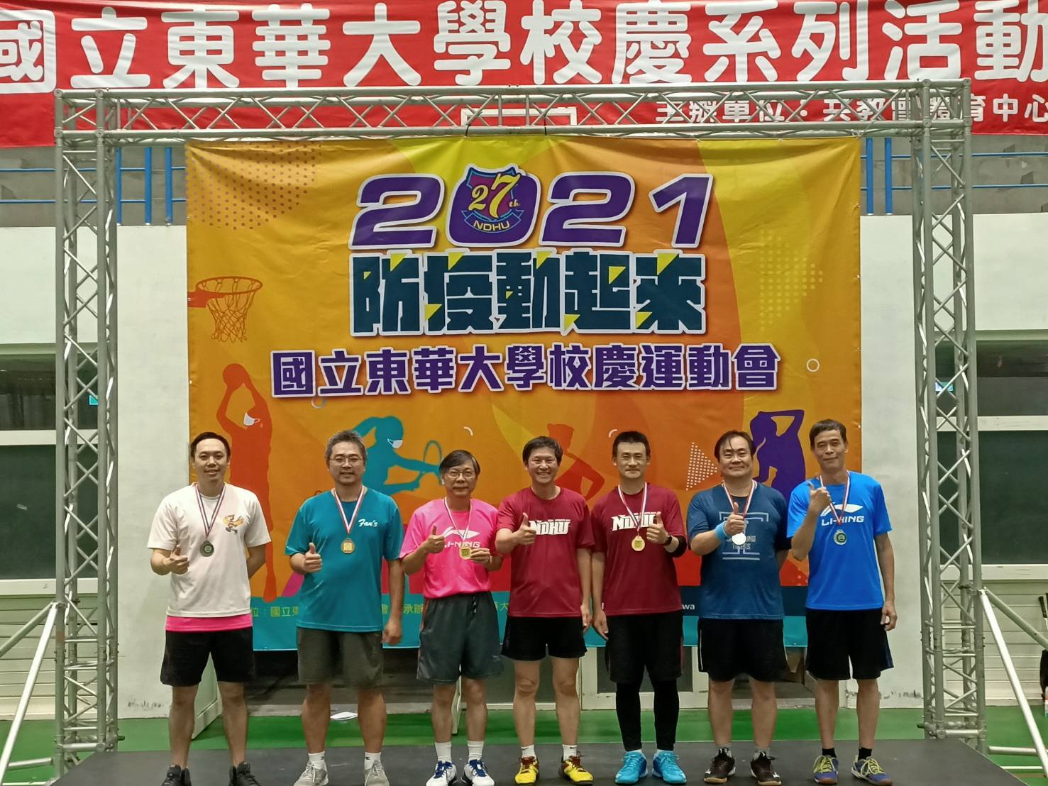 教職員工羽球賽獲獎人員合照之一