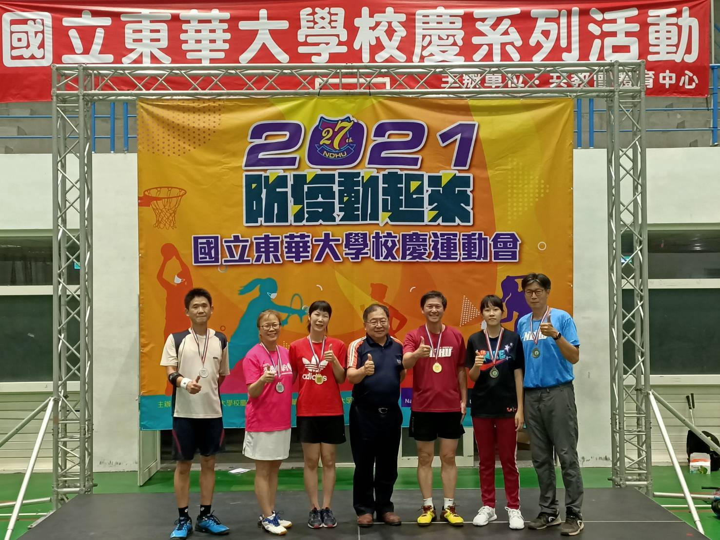 教職員工羽球賽獲獎人員合照之二