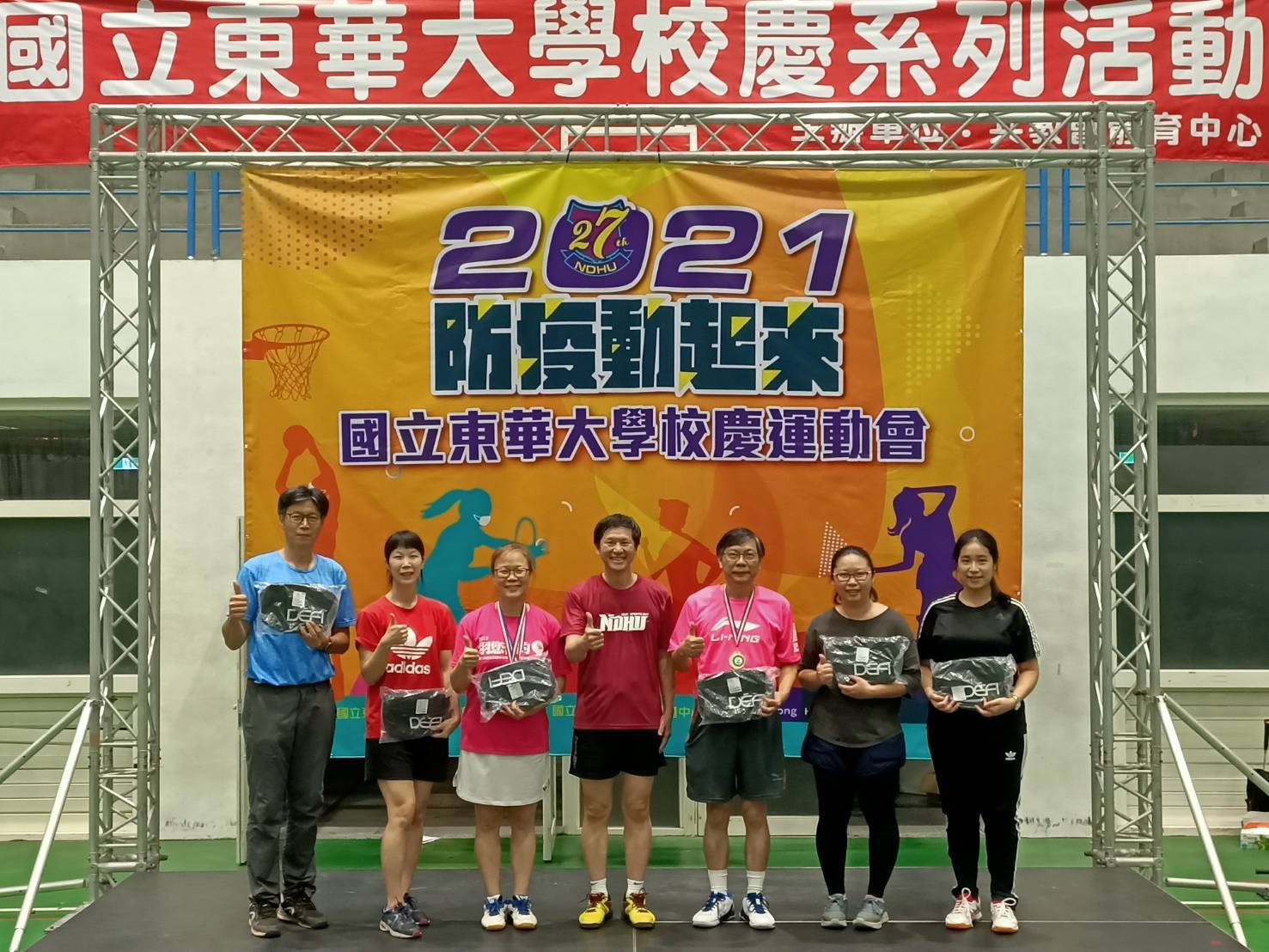 教職員工羽球賽獲獎人員合照之三