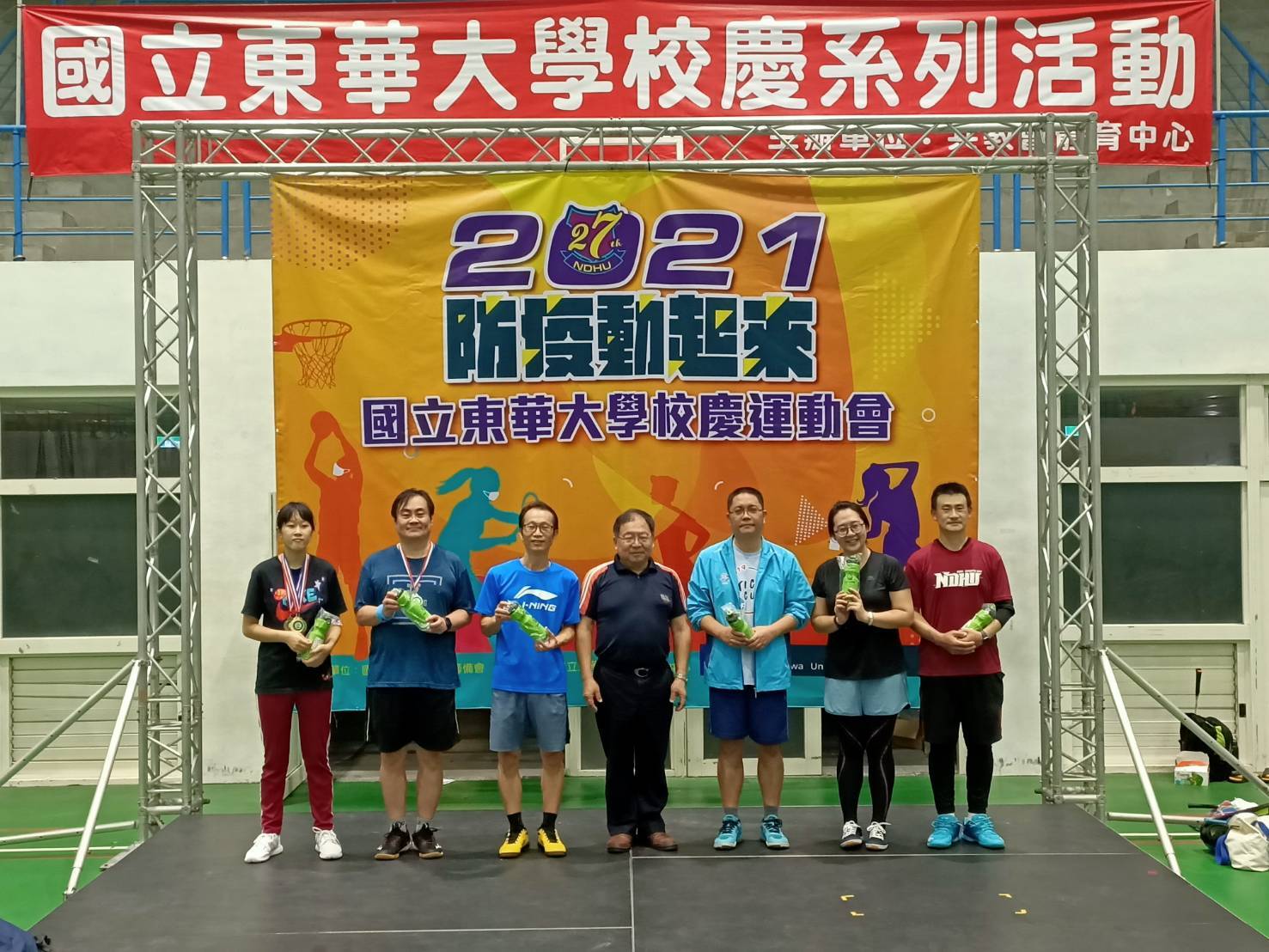 教職員工羽球賽獲獎人員合照之四