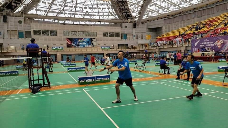 東華大學教職員羽球社參加大專院校教職員工羽球錦標賽比賽場景之四
