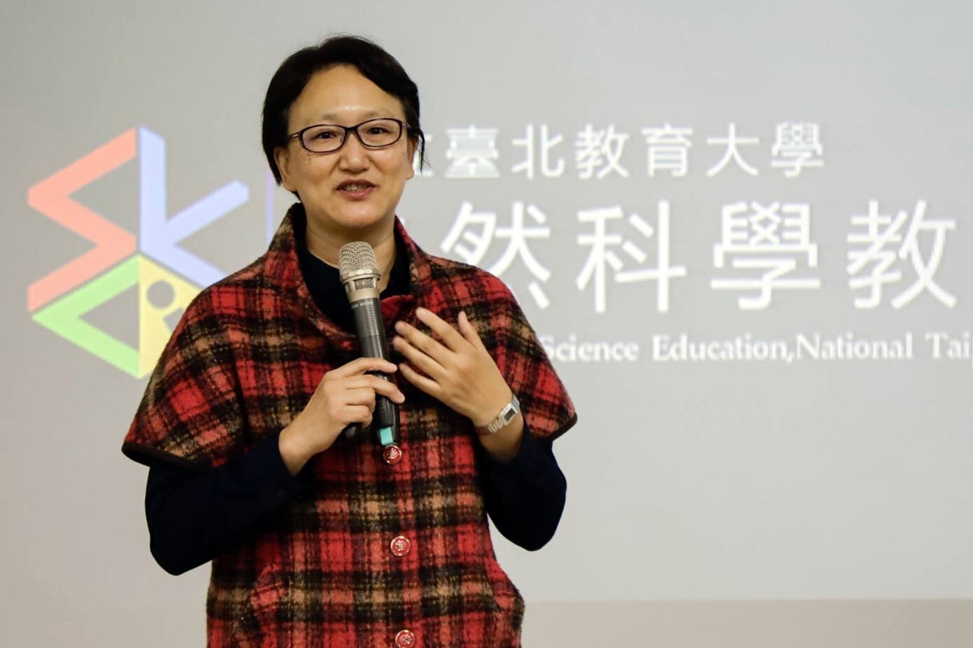 何慧瑩教授為我們介紹STEM教育的定義、STEM對於職場的重要性,以及STEM教育能夠培養的關鍵能力。