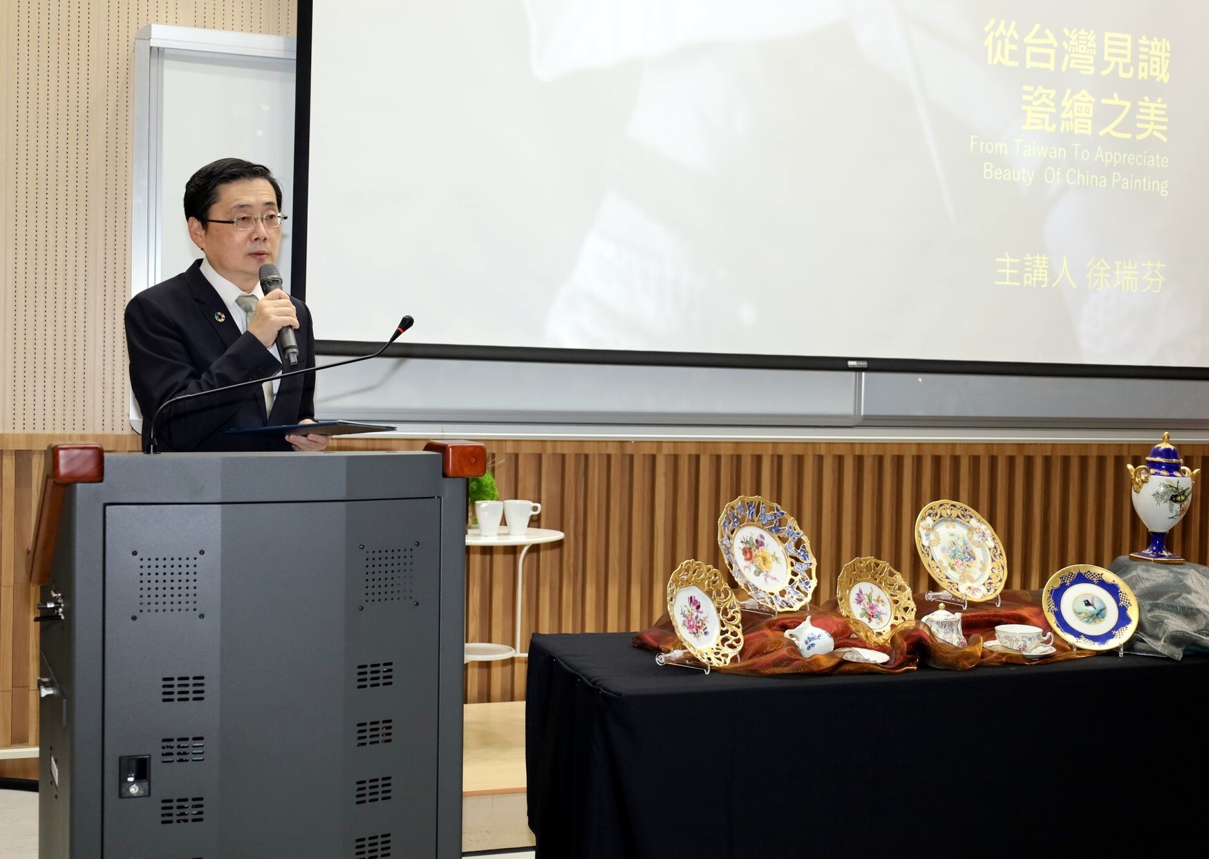 東華大學趙涵㨗校長致詞表達對徐瑞芬老師來校演講感謝之意