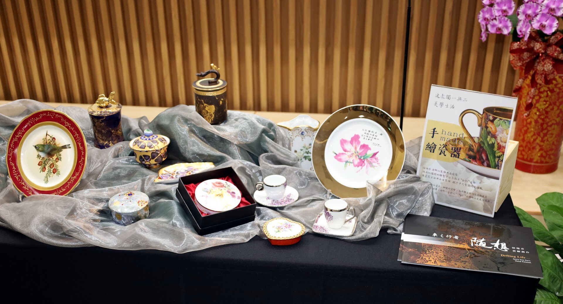 徐瑞芬老師展示燒製之瓷繪作品