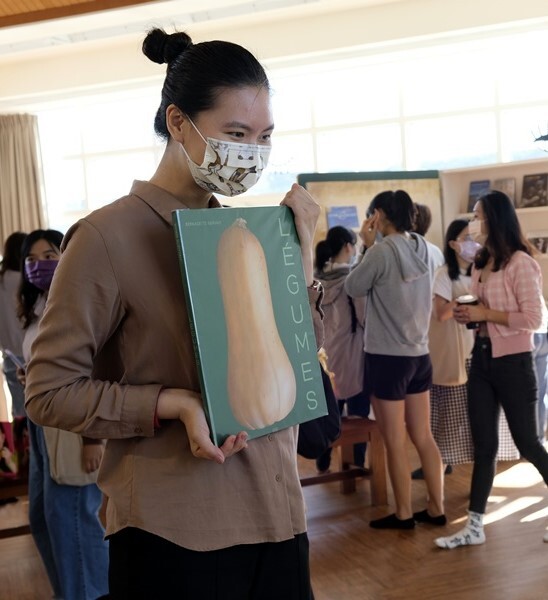 與會者與最喜歡的繪本合影