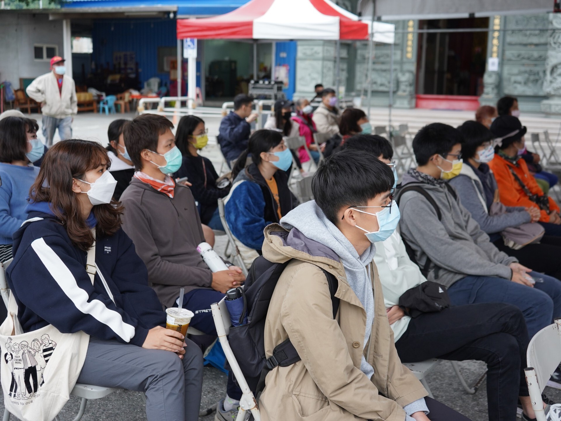 國立東華大學師生與社區居民一同觀看紀錄片