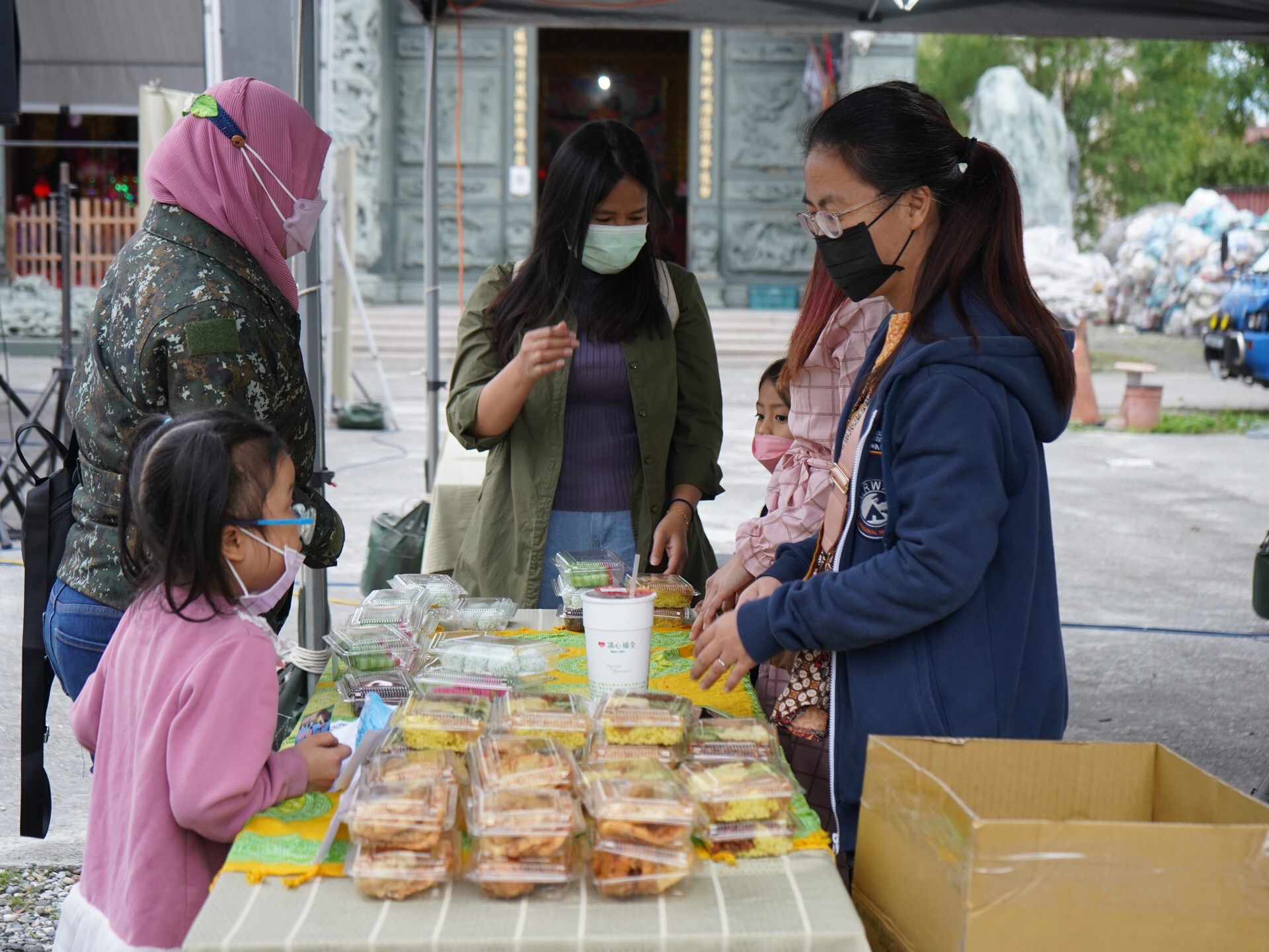 現場民眾購買新移民美食