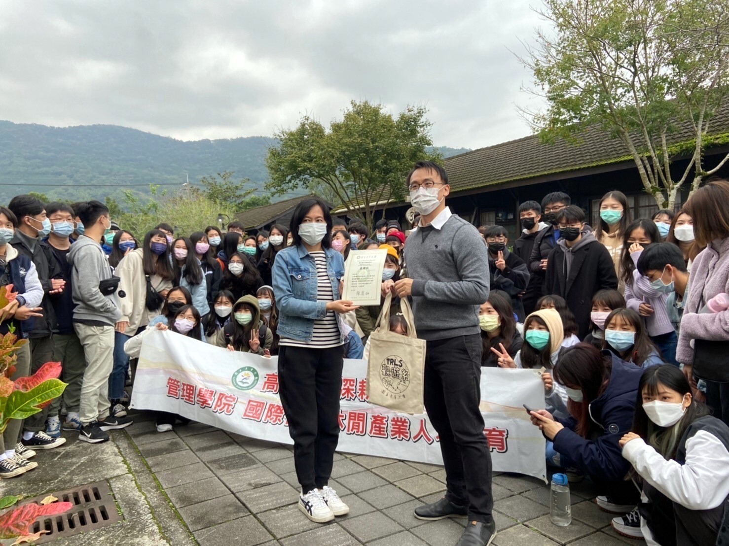 國立東華大學觀遊系參訪師生與花蓮糖廠代表於台糖花蓮旅館前合影(左前一)休閒股黃子庭股長(右前一)徐暘展教授