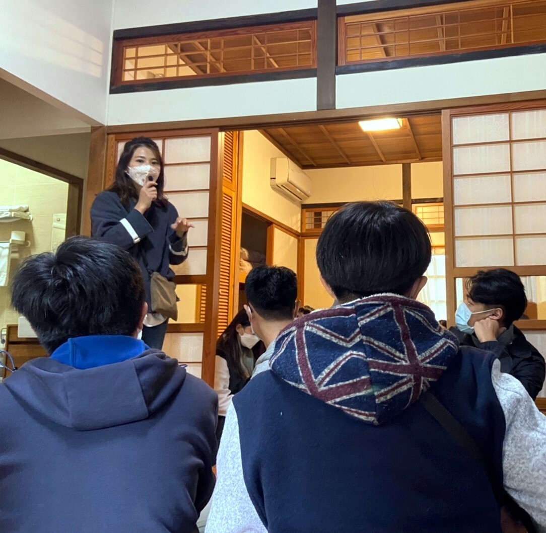 花蓮糖廠 林宛潔專員進行「日式木構造巡禮」導覽解說