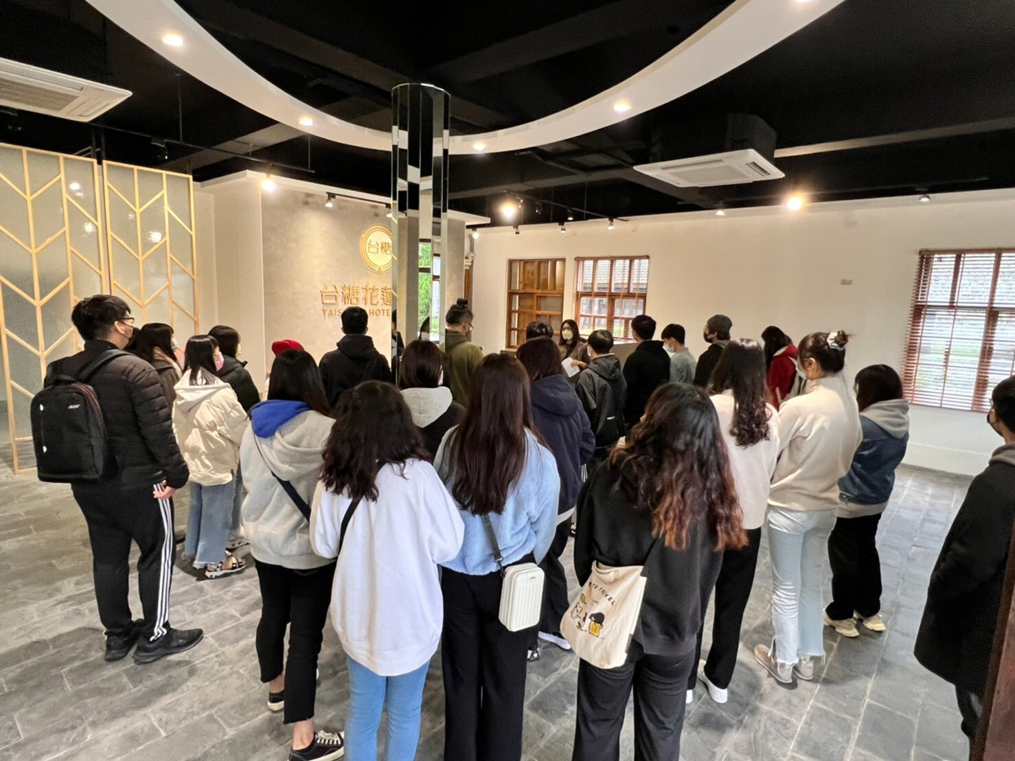 花蓮糖廠 陳昱之專員進行「台糖花蓮旅館與商區治理」導覽解說