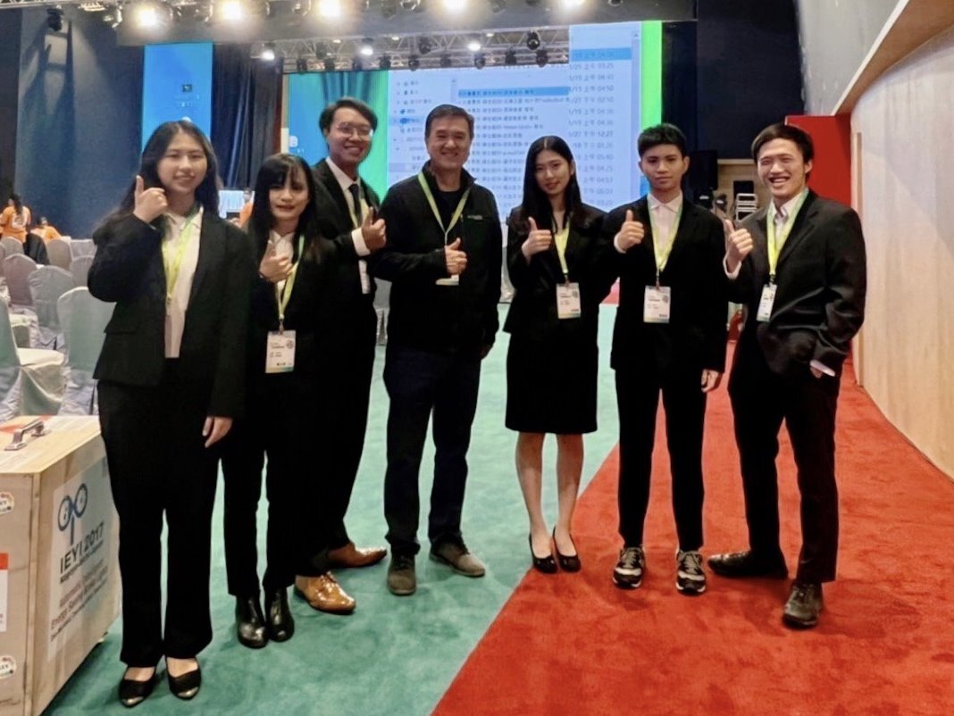 指導教授EMBA執行長楊國彬教授與學生團隊合影