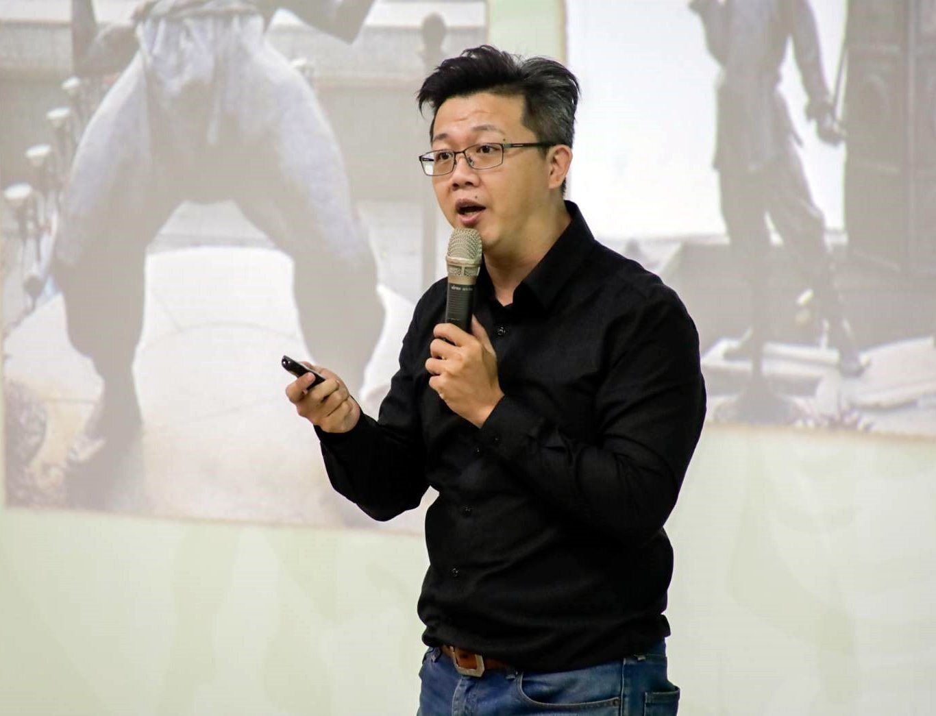 相聲演員黃逸豪先生向同學們介紹相聲藝術的發展歷史